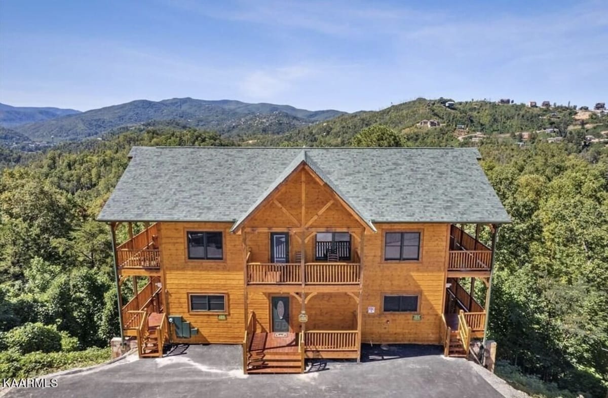 Featured Property Splash of Heaven 6 Bedroom Indoor pool cabin