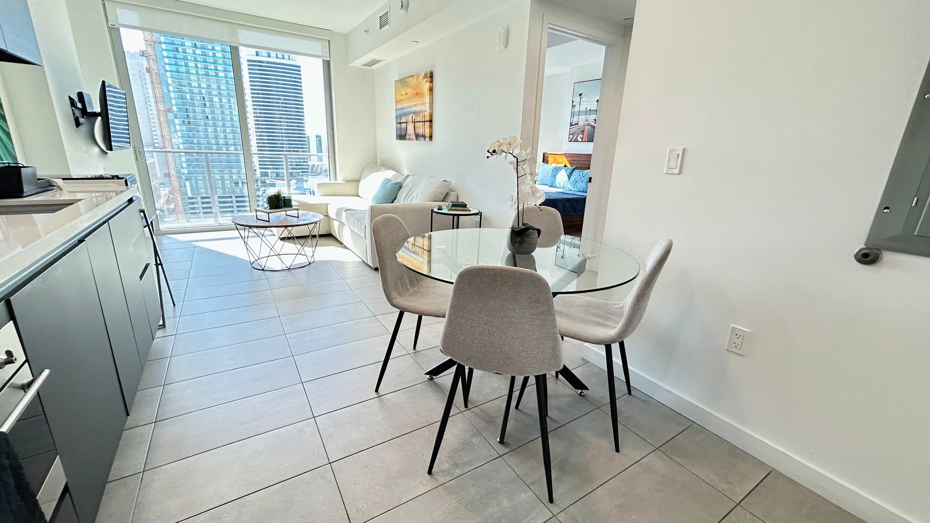 Contemporary Comfort | Rooftop Views & Full Kitchen - Foto 14