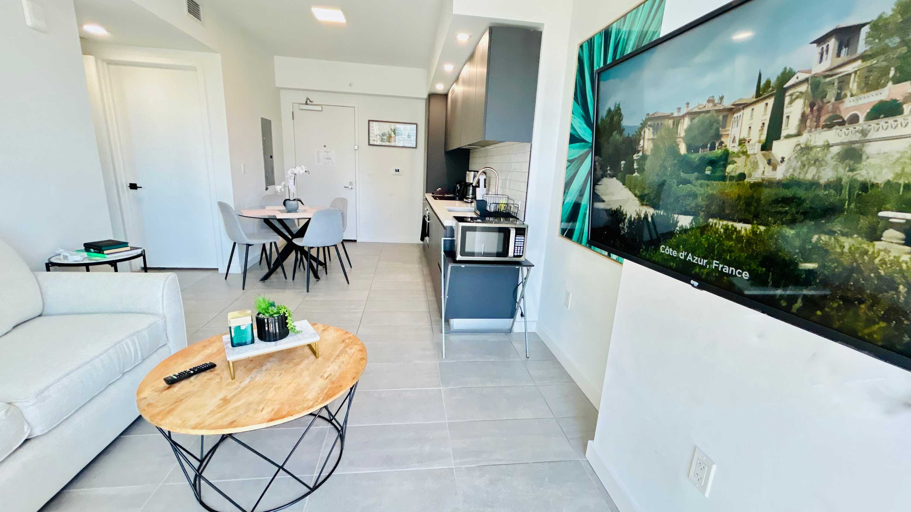 Contemporary Comfort | Rooftop Views & Full Kitchen - Foto 11