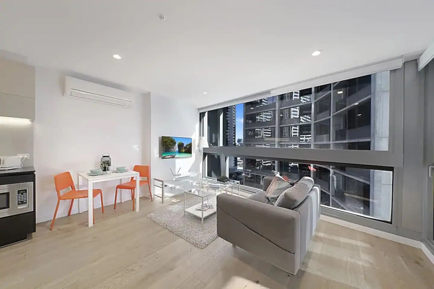 Stylish & Cozy CBD Stay, Steps from Southern Cross — Melbourne, Victoria — vacation rental
