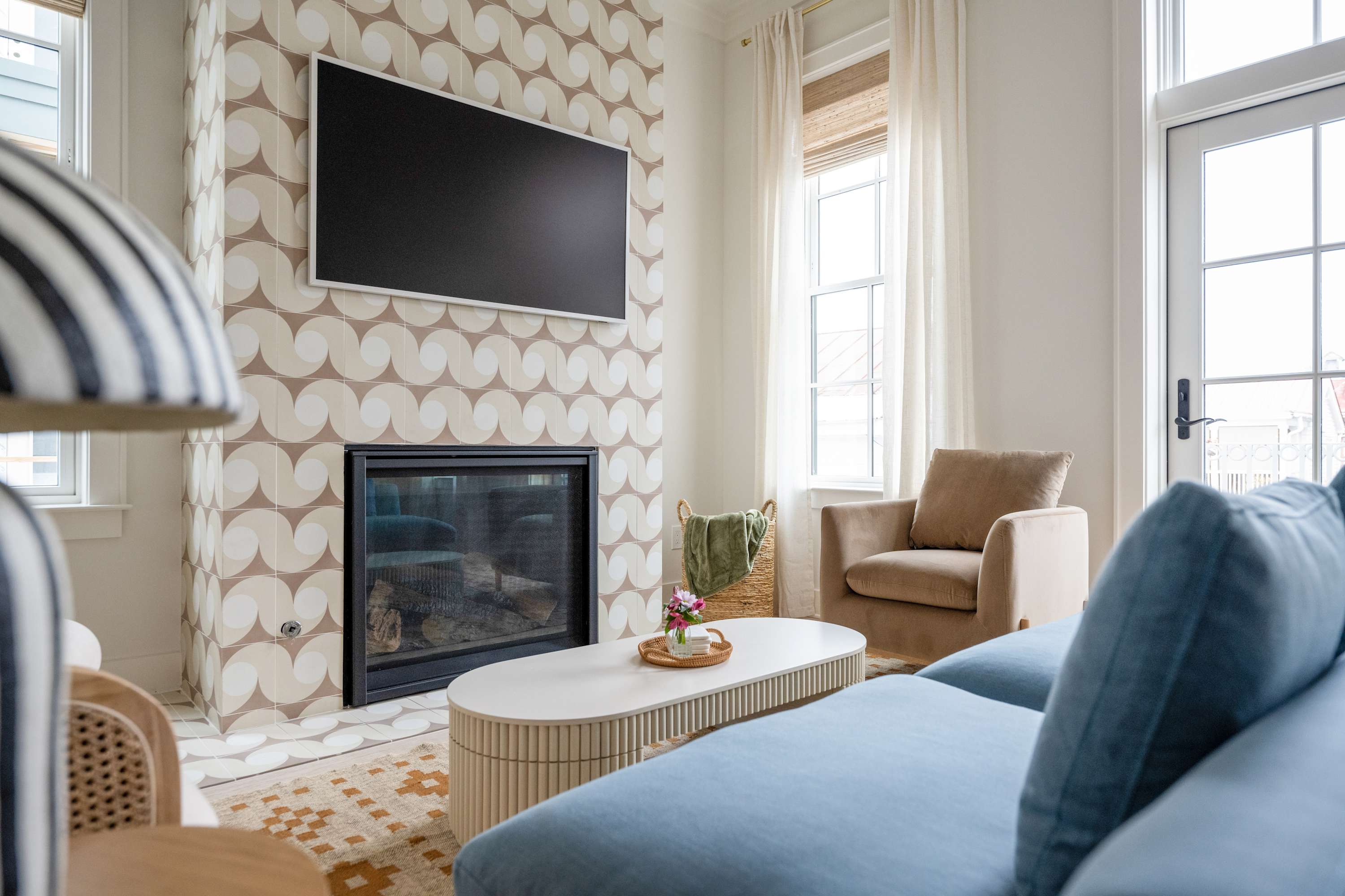 Spacious living room with seating for your entire group with TV