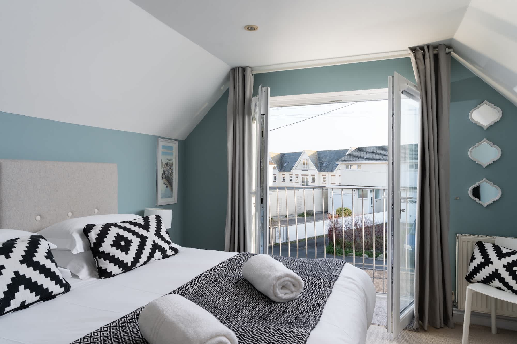 Family Home in Newquay, Parking, 3 mins to Beach — Newquay, England — vacation rental