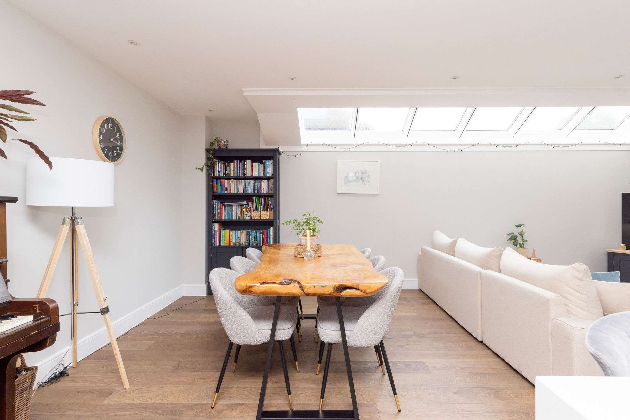 Start the day with a coffee at the breakfast bar or enjoy family meals at the dining table with seating for up to 6 people.