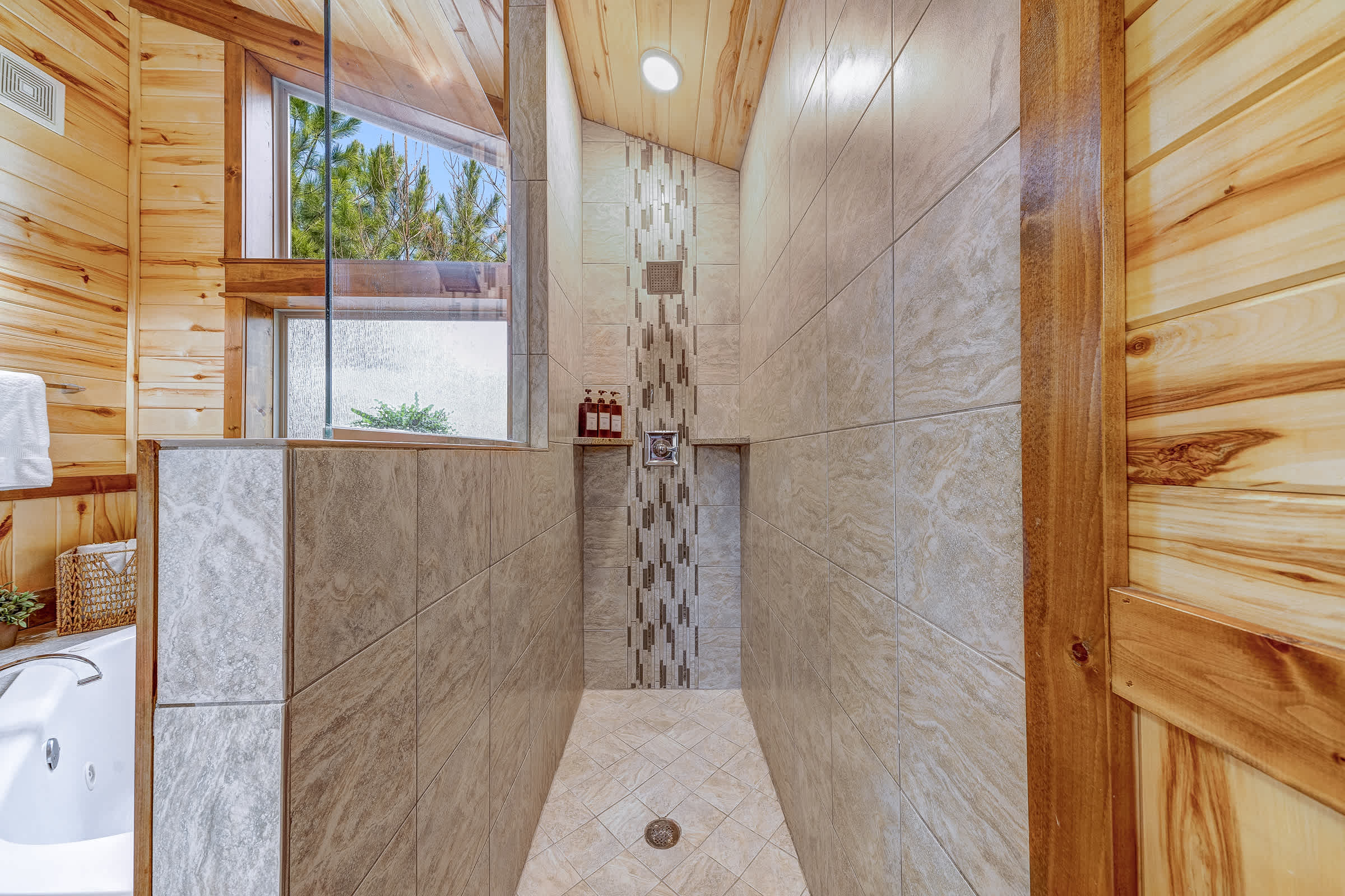 NEW! Prime Cabin Chateau, Hot Tub-Firepit-Sleeps 6