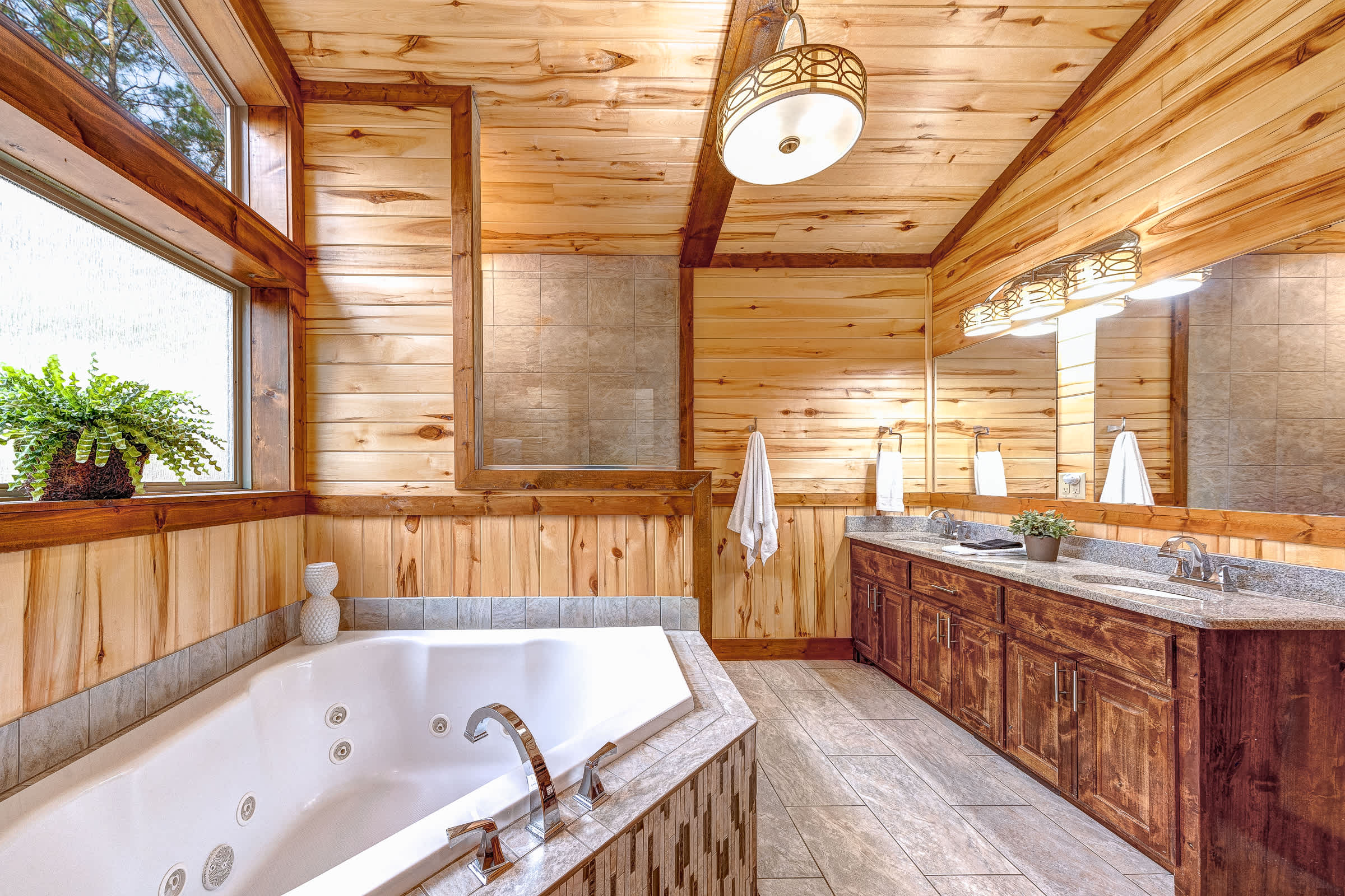 NEW! Prime Cabin Chateau, Hot Tub-Firepit-Sleeps 6