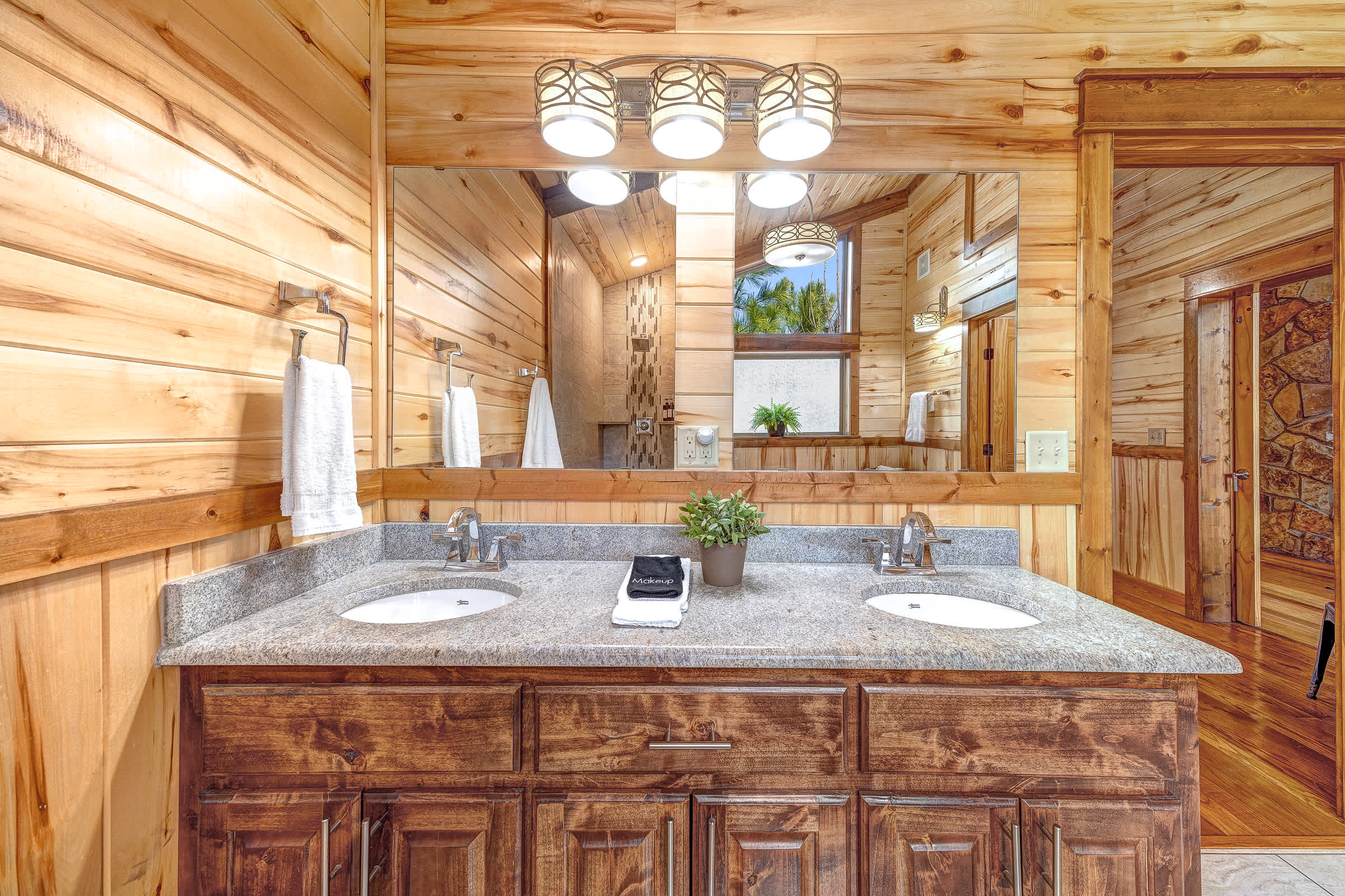 NEW! Prime Cabin Chateau, Hot Tub-Firepit-Sleeps 6
