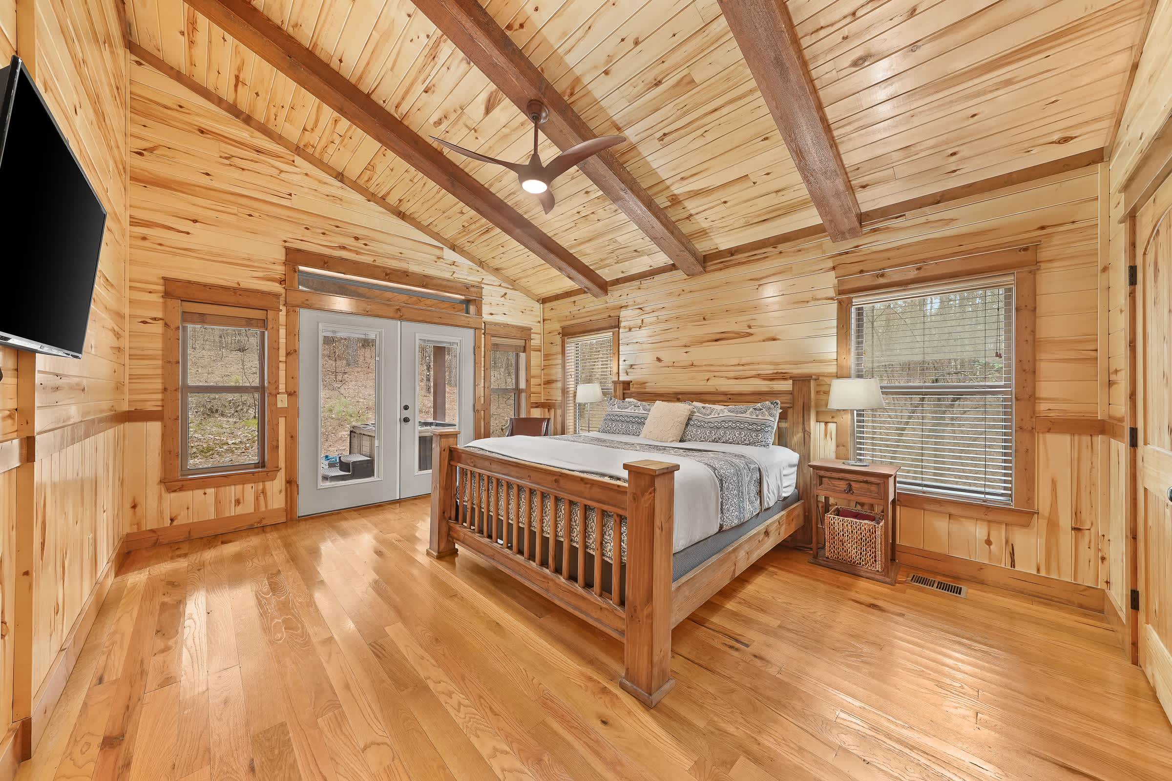 NEW! Prime Cabin Chateau, Hot Tub-Firepit-Sleeps 6