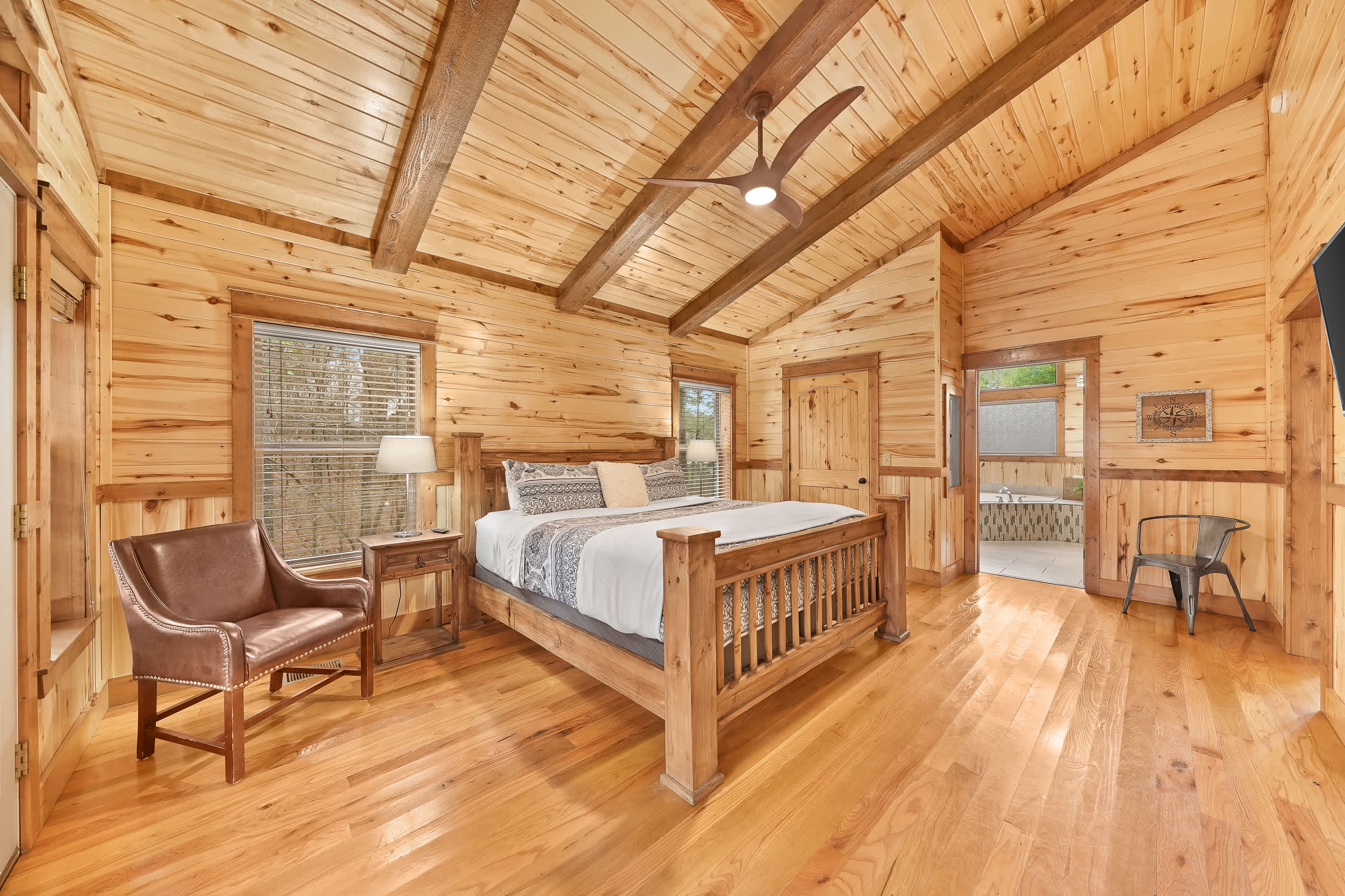 NEW! Prime Cabin Chateau, Hot Tub-Firepit-Sleeps 6