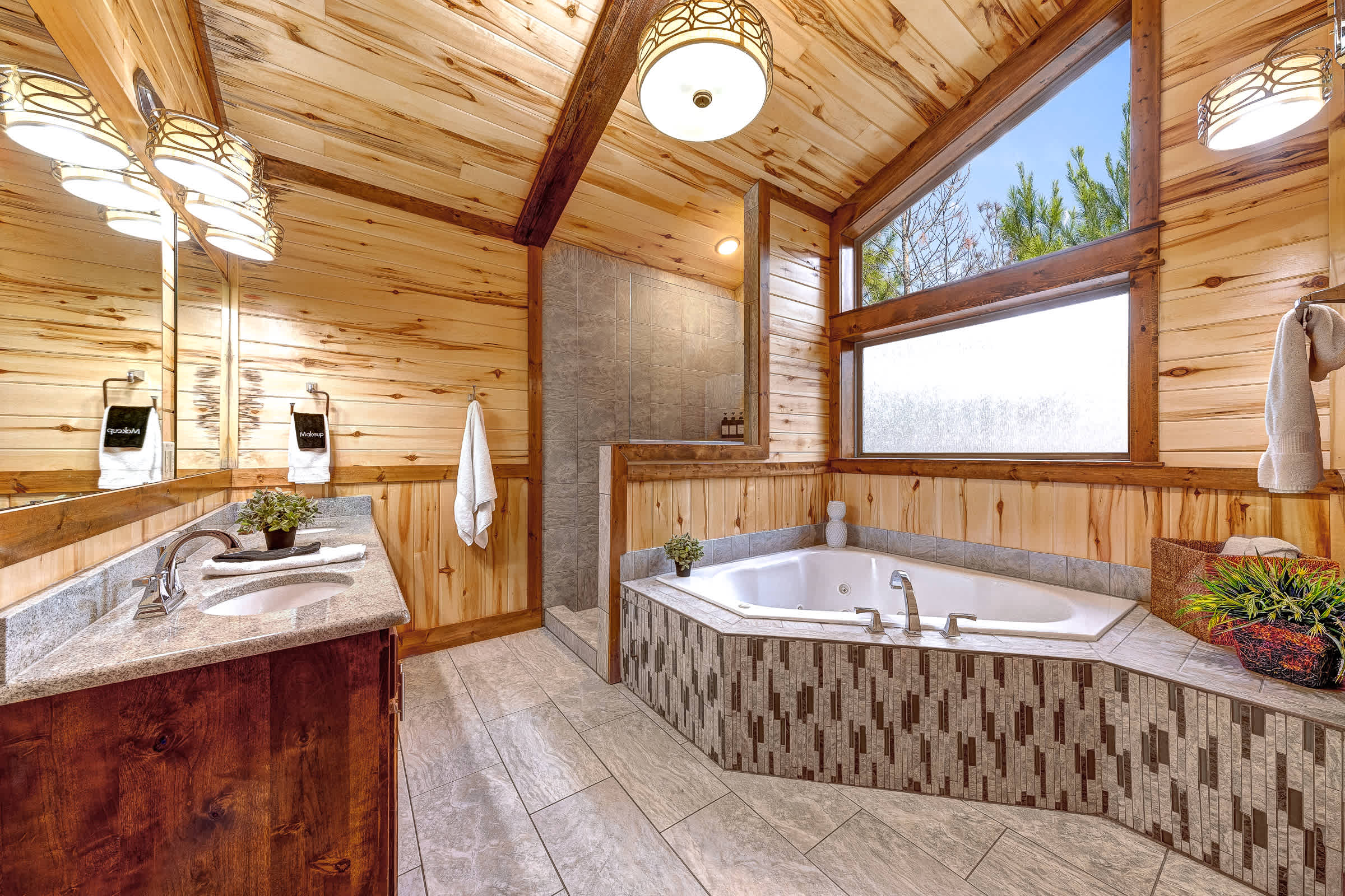 NEW! Prime Cabin Chateau, Hot Tub-Firepit-Sleeps 6