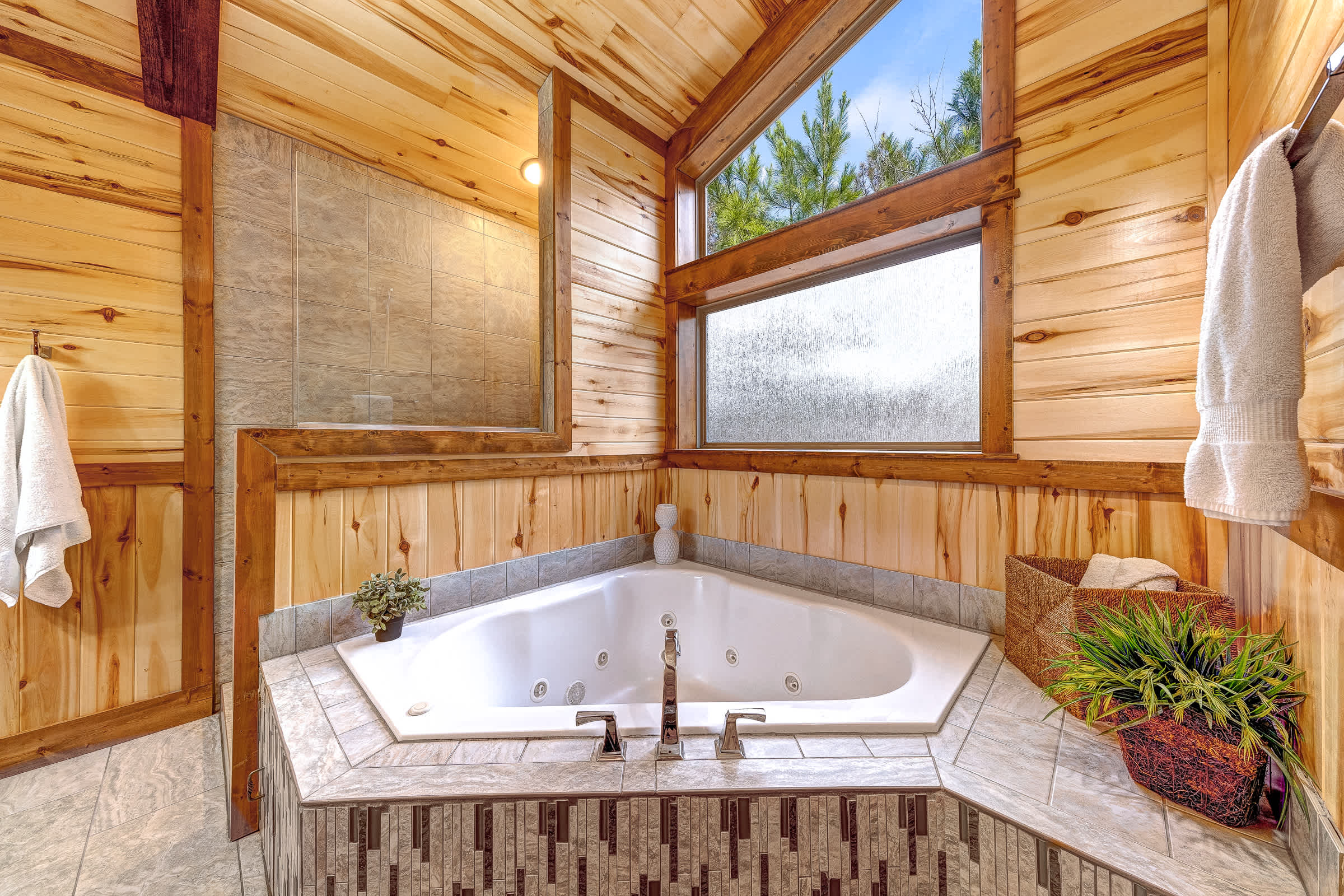 NEW! Prime Cabin Chateau, Hot Tub-Firepit-Sleeps 6