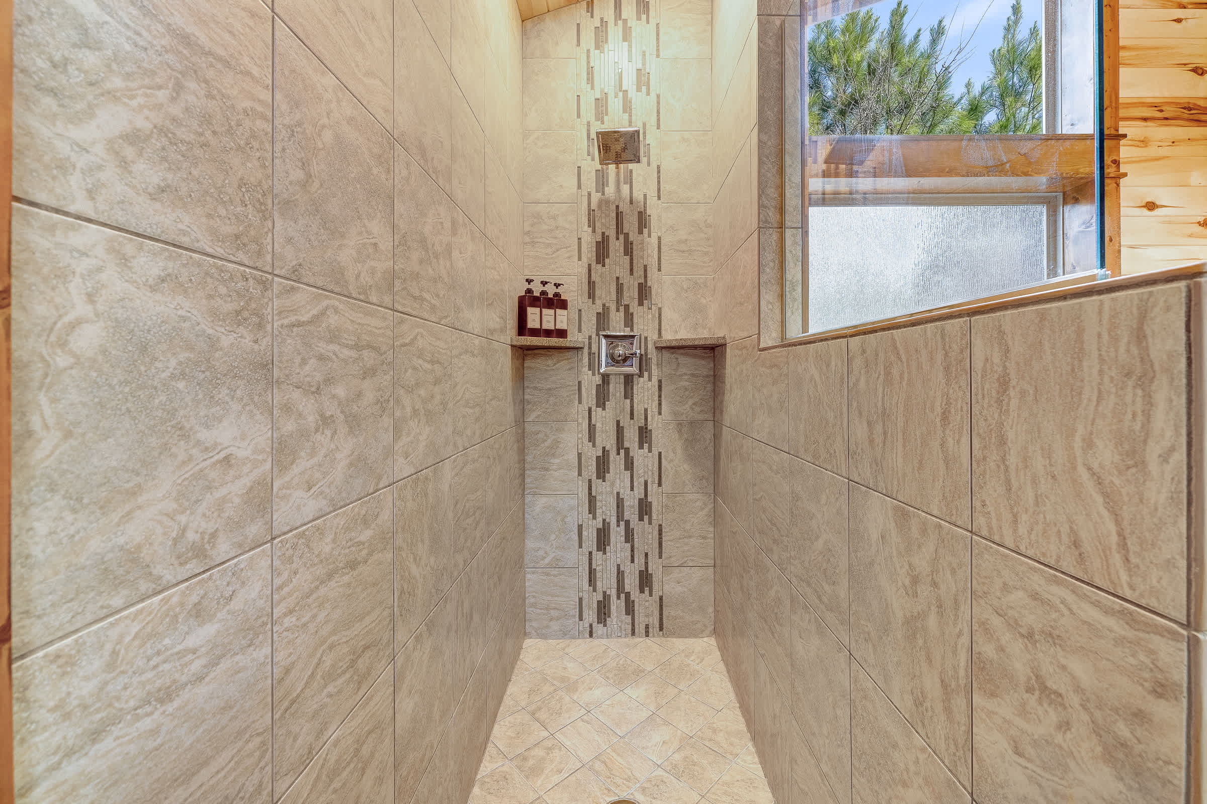 NEW! Prime Cabin Chateau, Hot Tub-Firepit-Sleeps 6