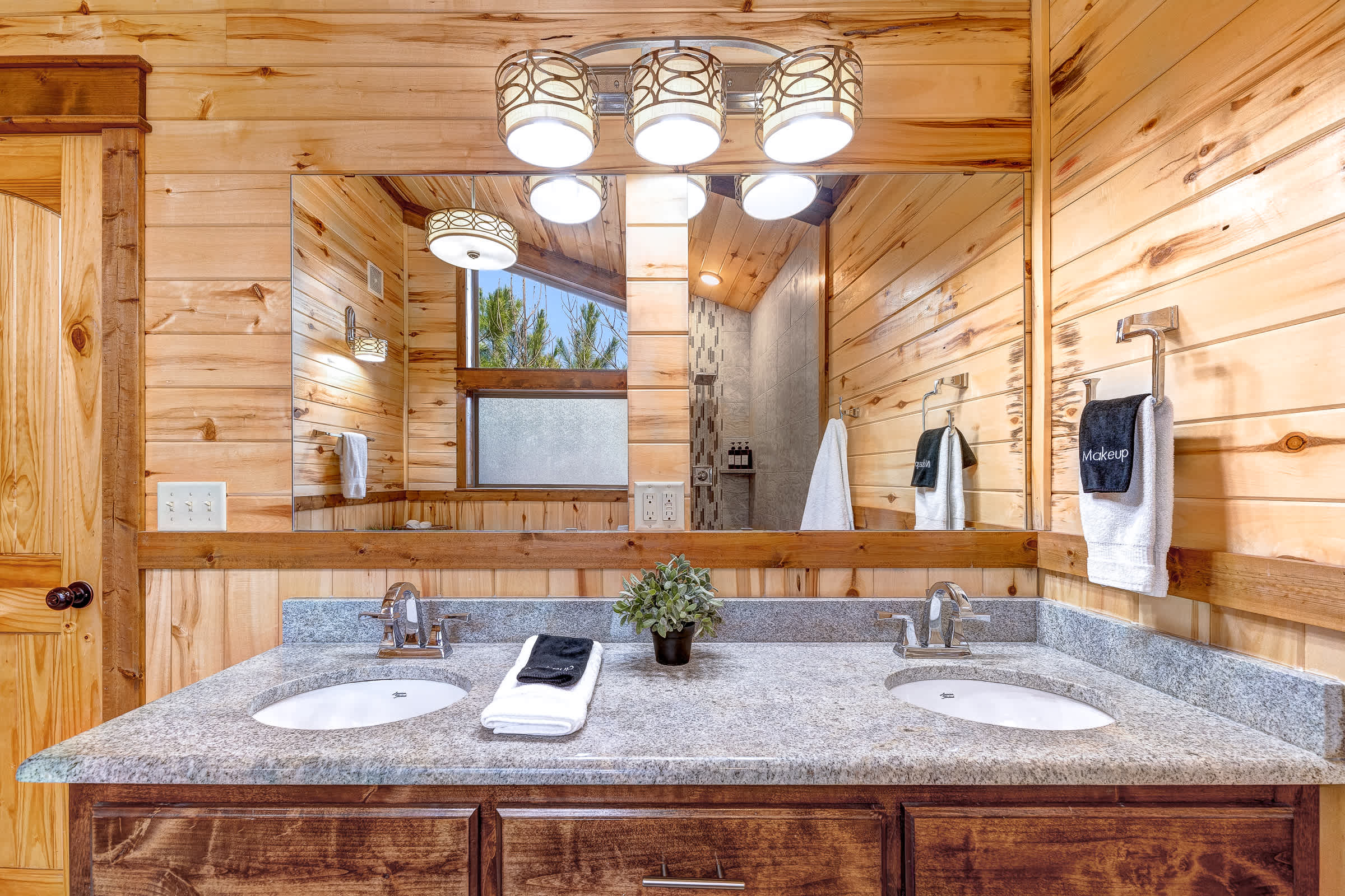 NEW! Prime Cabin Chateau, Hot Tub-Firepit-Sleeps 6