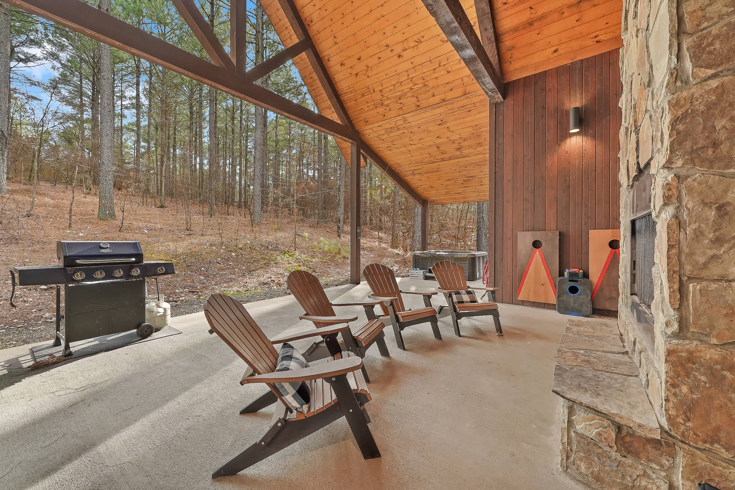 NEW! Prime Cabin Chateau, Hot Tub-Firepit-Sleeps 6