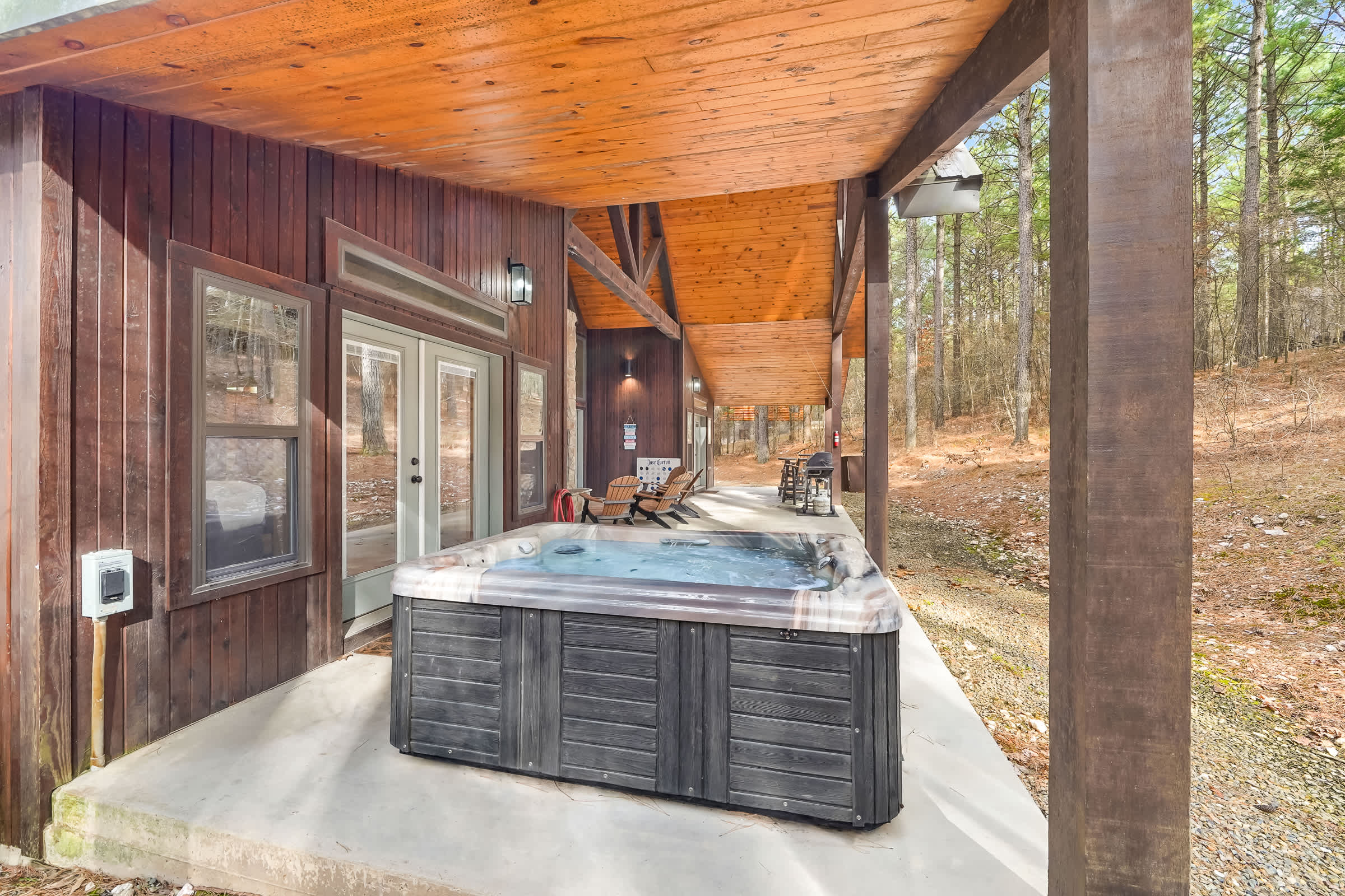 NEW! Prime Cabin Chateau, Hot Tub-Firepit-Sleeps 6