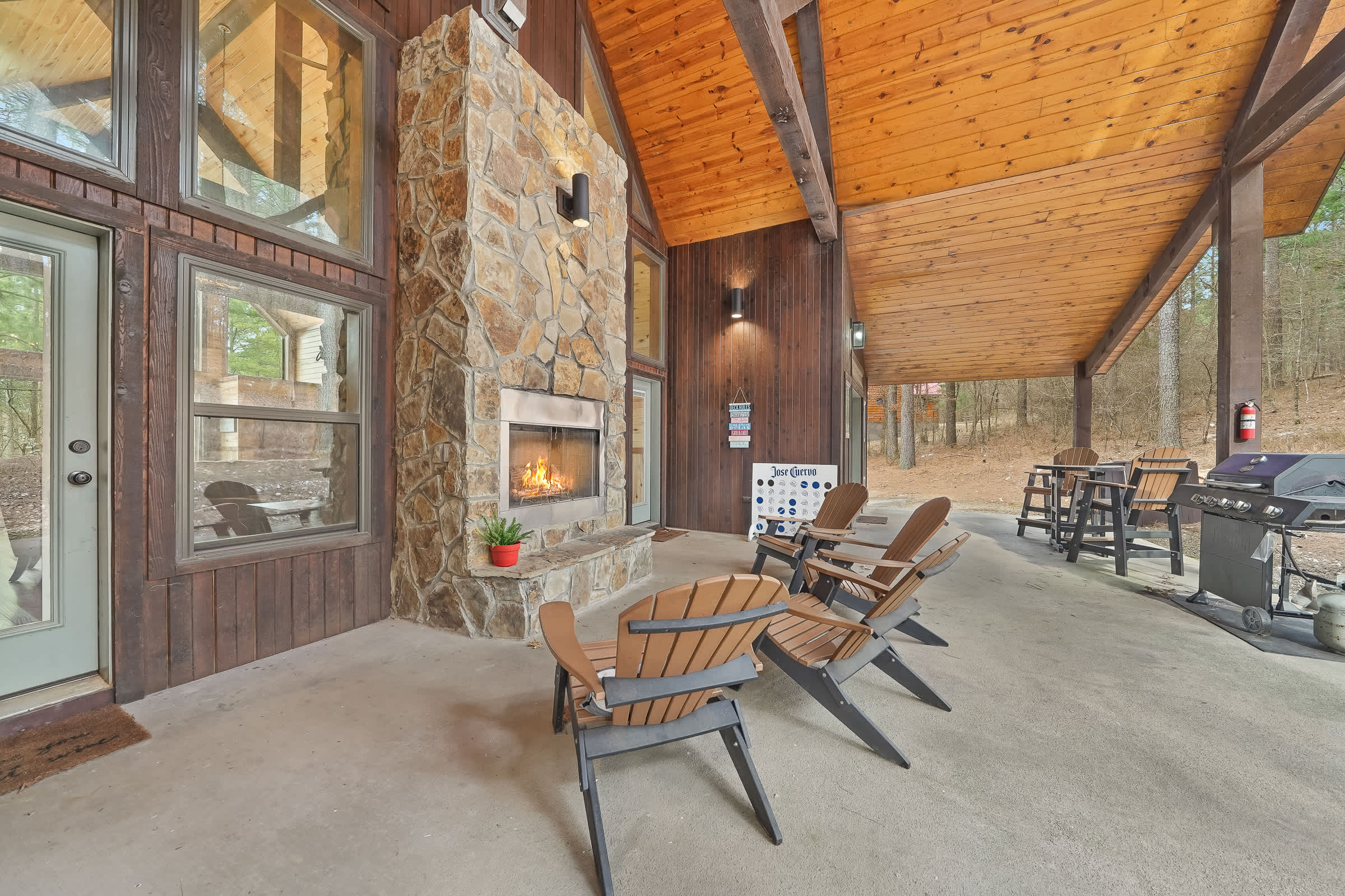 NEW! Prime Cabin Chateau, Hot Tub-Firepit-Sleeps 6