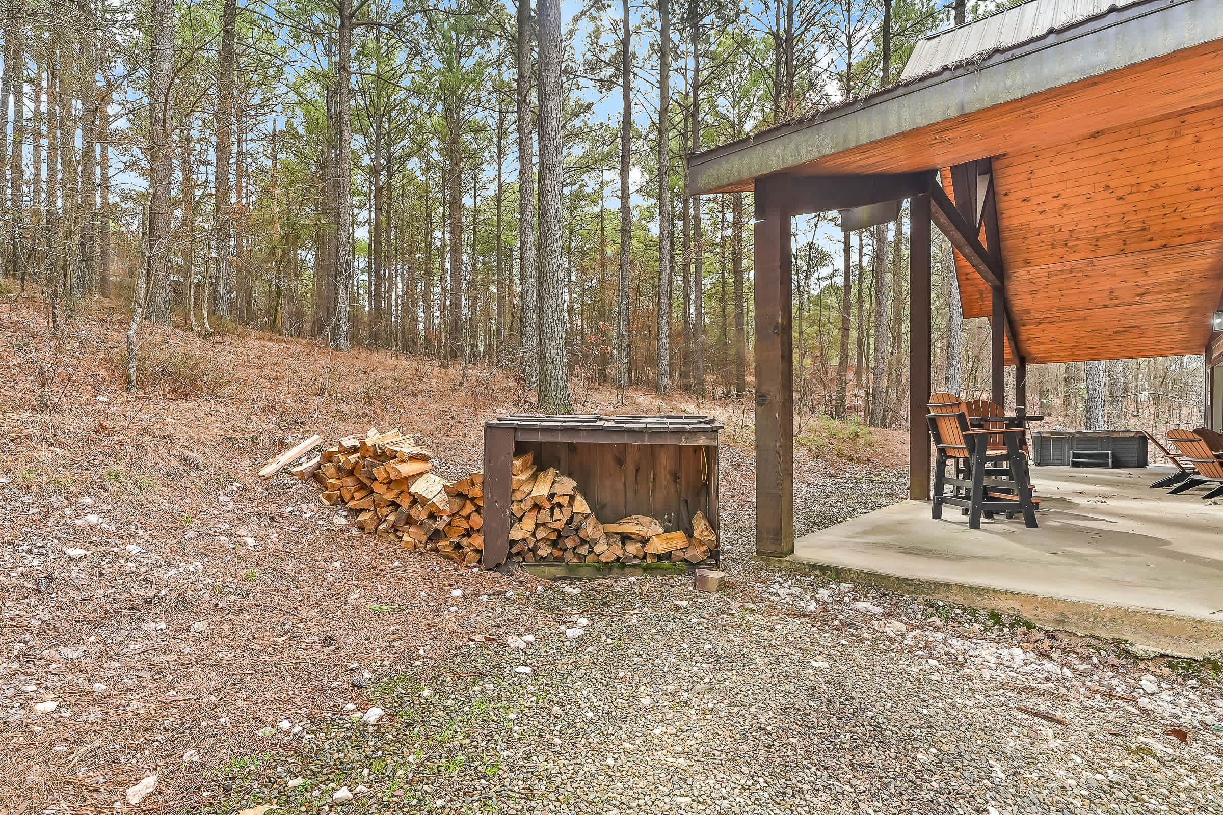 NEW! Prime Cabin Chateau, Hot Tub-Firepit-Sleeps 6