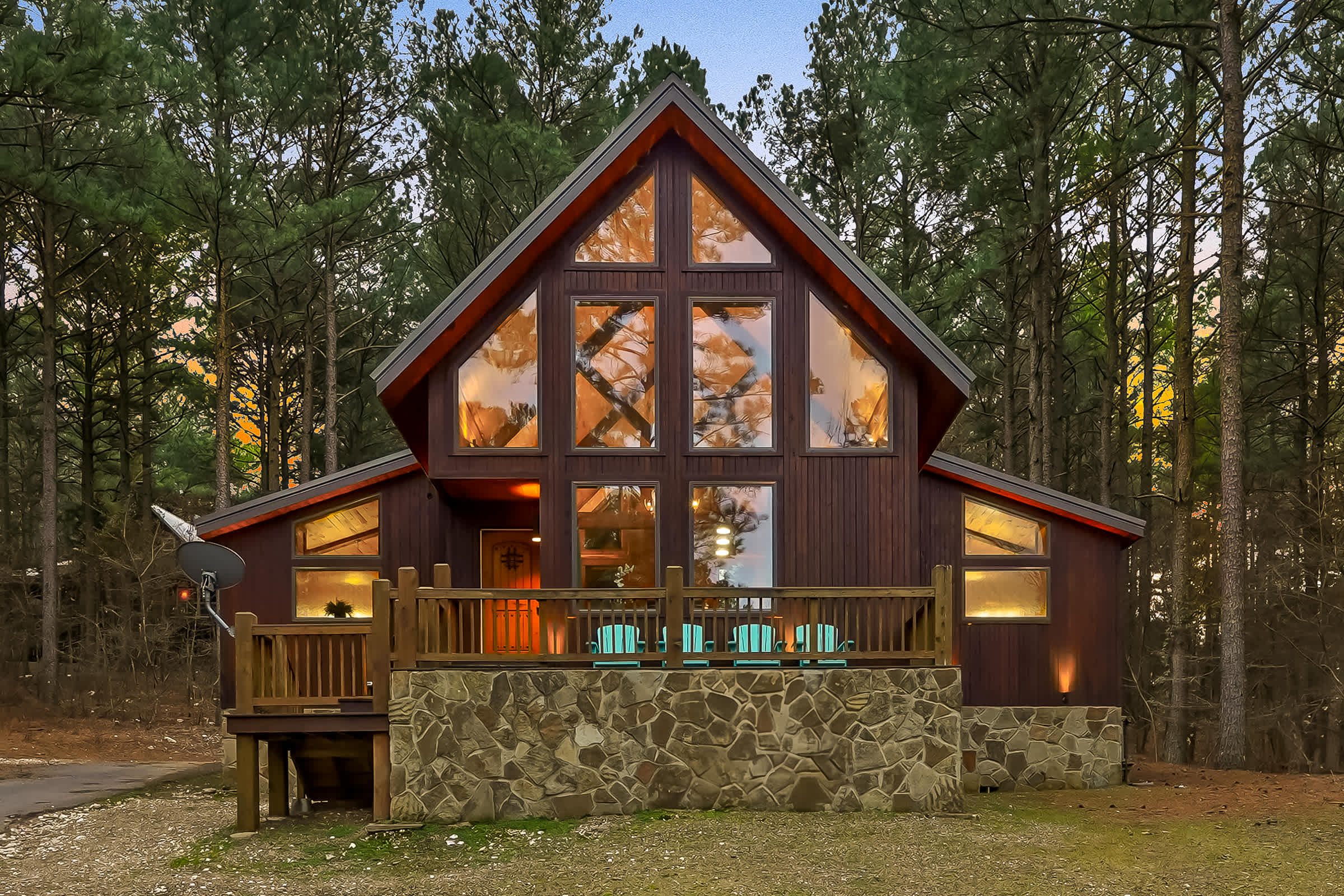 NEW! Prime Cabin Chateau, Hot Tub-Firepit-Sleeps 6