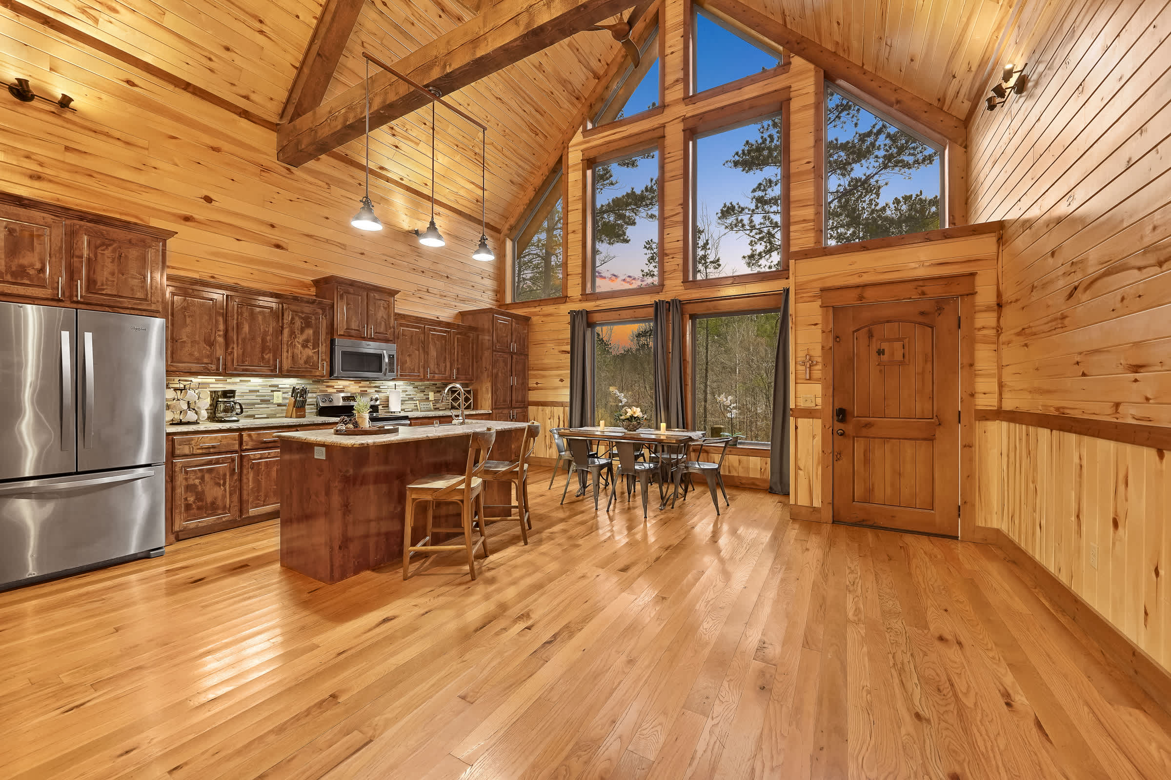NEW! Prime Cabin Chateau, Hot Tub-Firepit-Sleeps 6