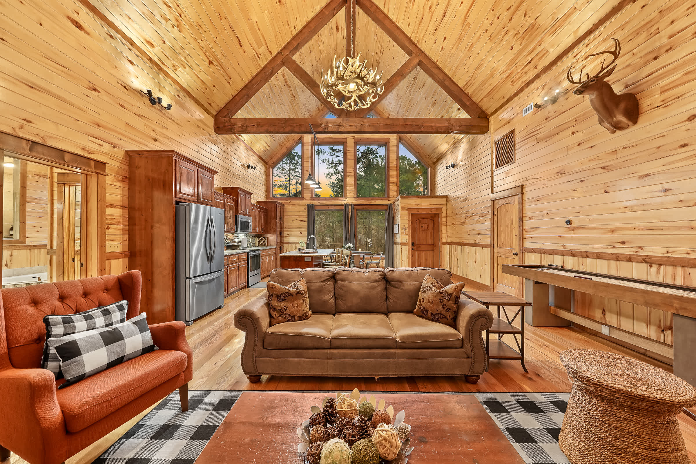 NEW! Prime Cabin Chateau, Hot Tub-Firepit-Sleeps 6