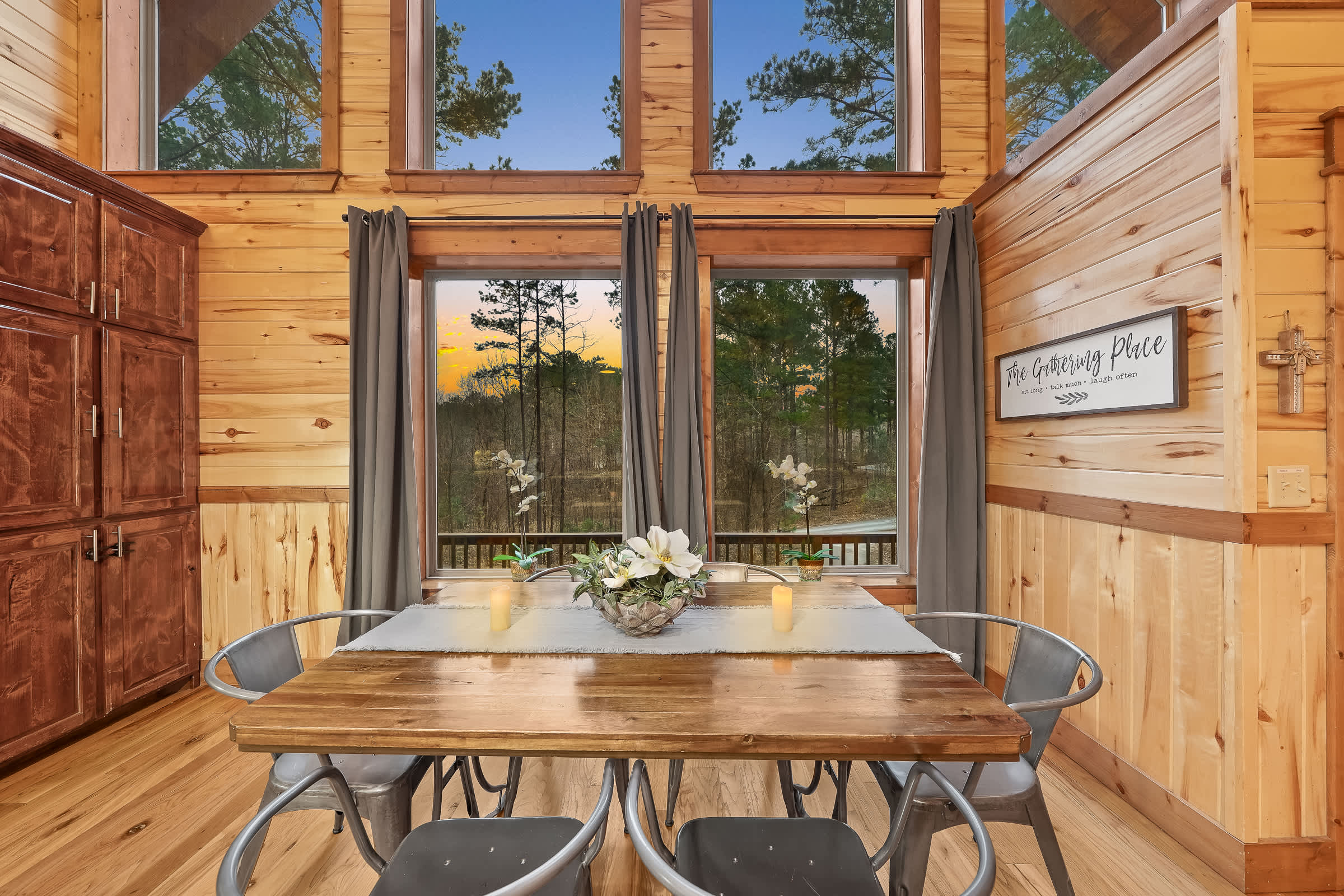 NEW! Prime Cabin Chateau, Hot Tub-Firepit-Sleeps 6