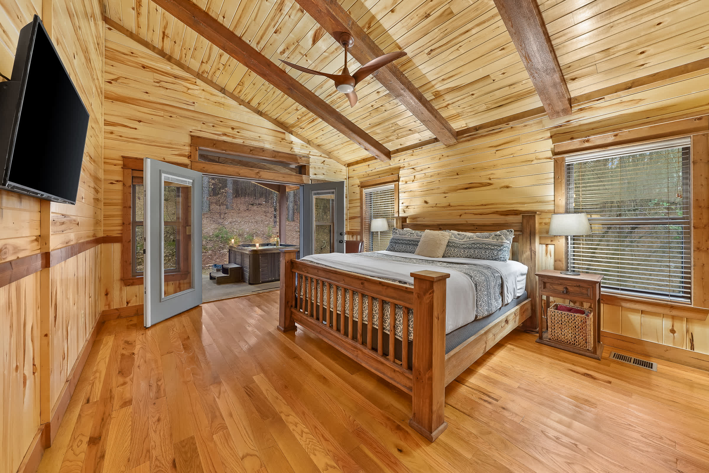 NEW! Prime Cabin Chateau, Hot Tub-Firepit-Sleeps 6