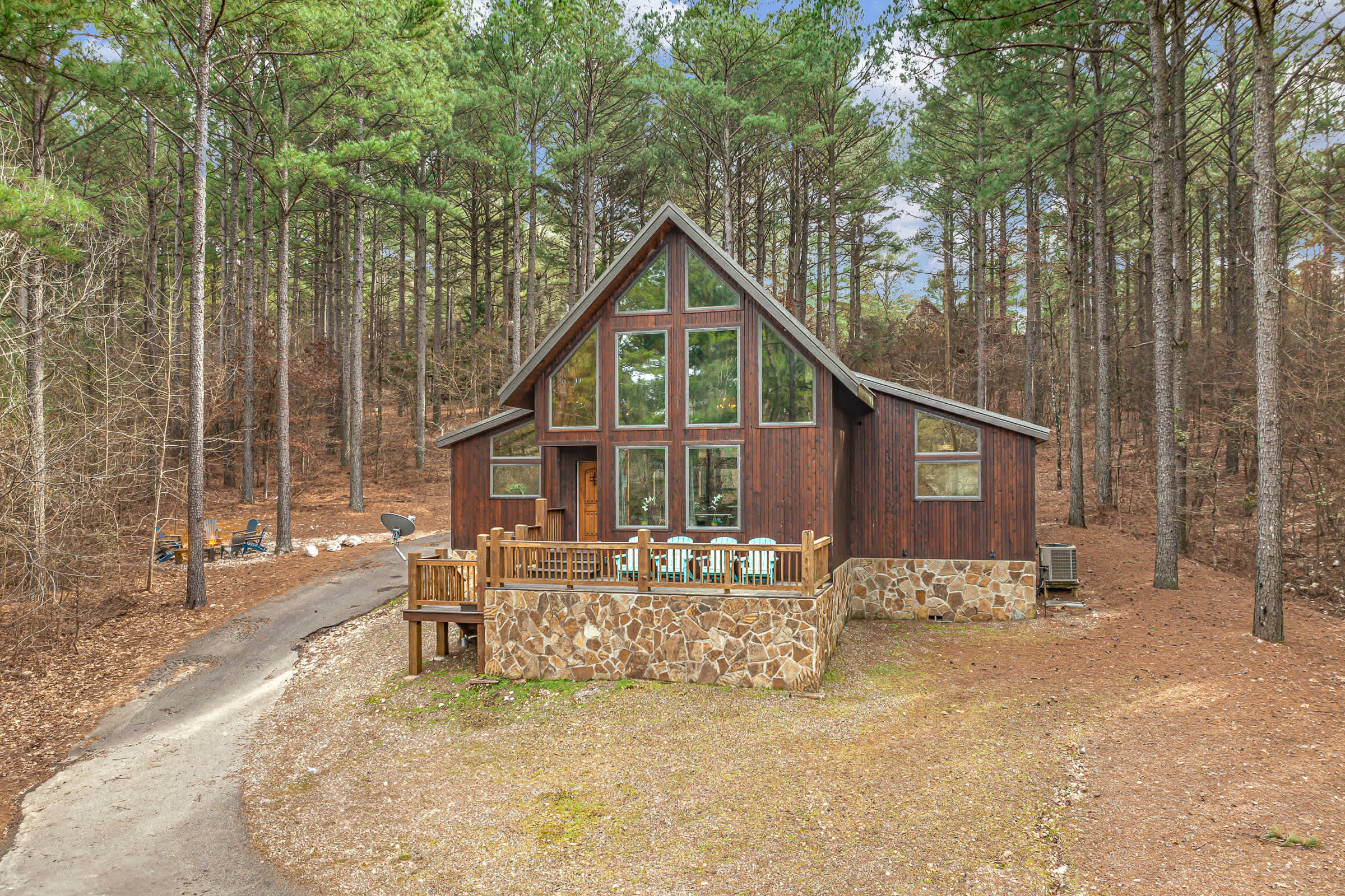 NEW! Prime Cabin Chateau, Hot Tub-Firepit-Sleeps 6