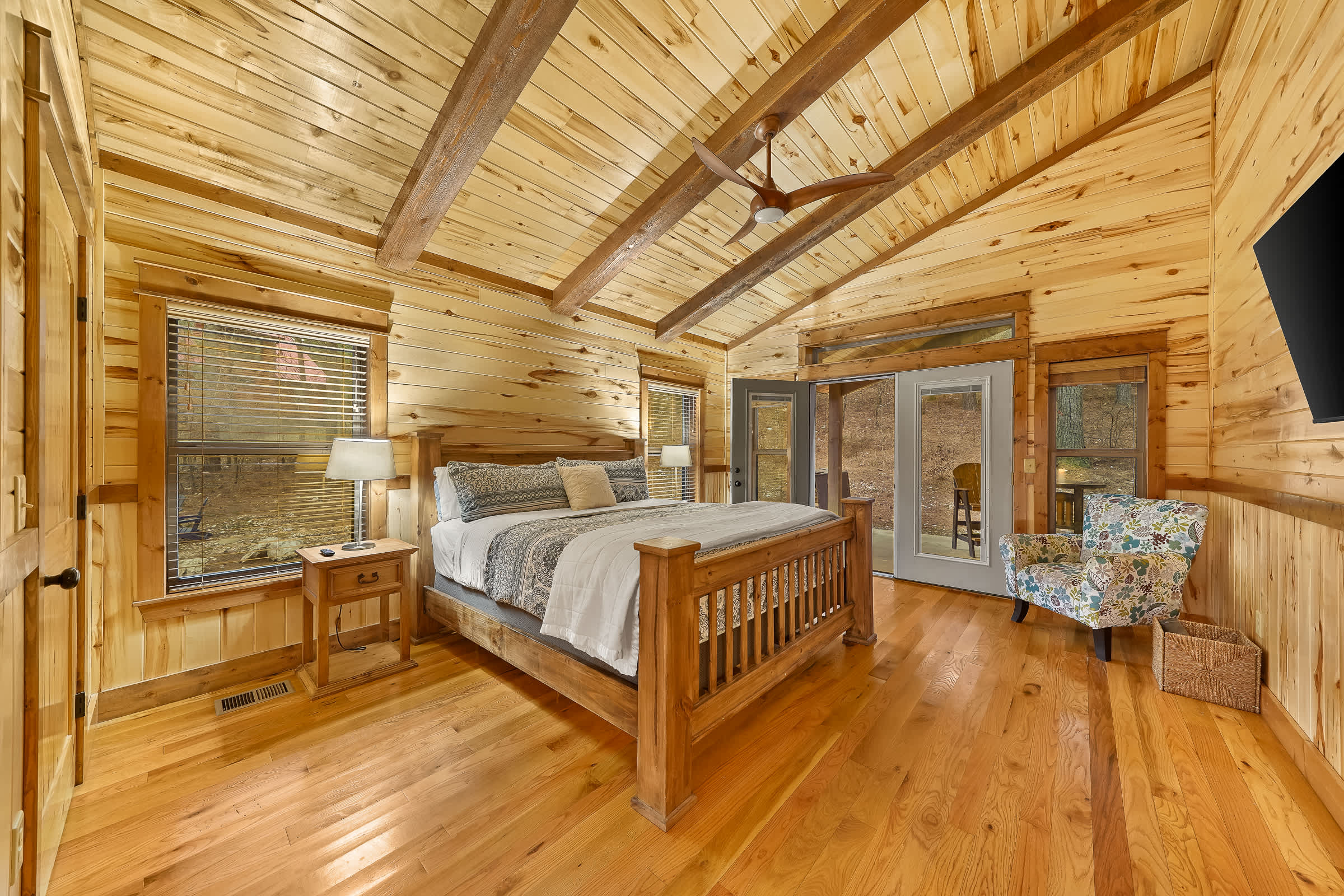 NEW! Prime Cabin Chateau, Hot Tub-Firepit-Sleeps 6