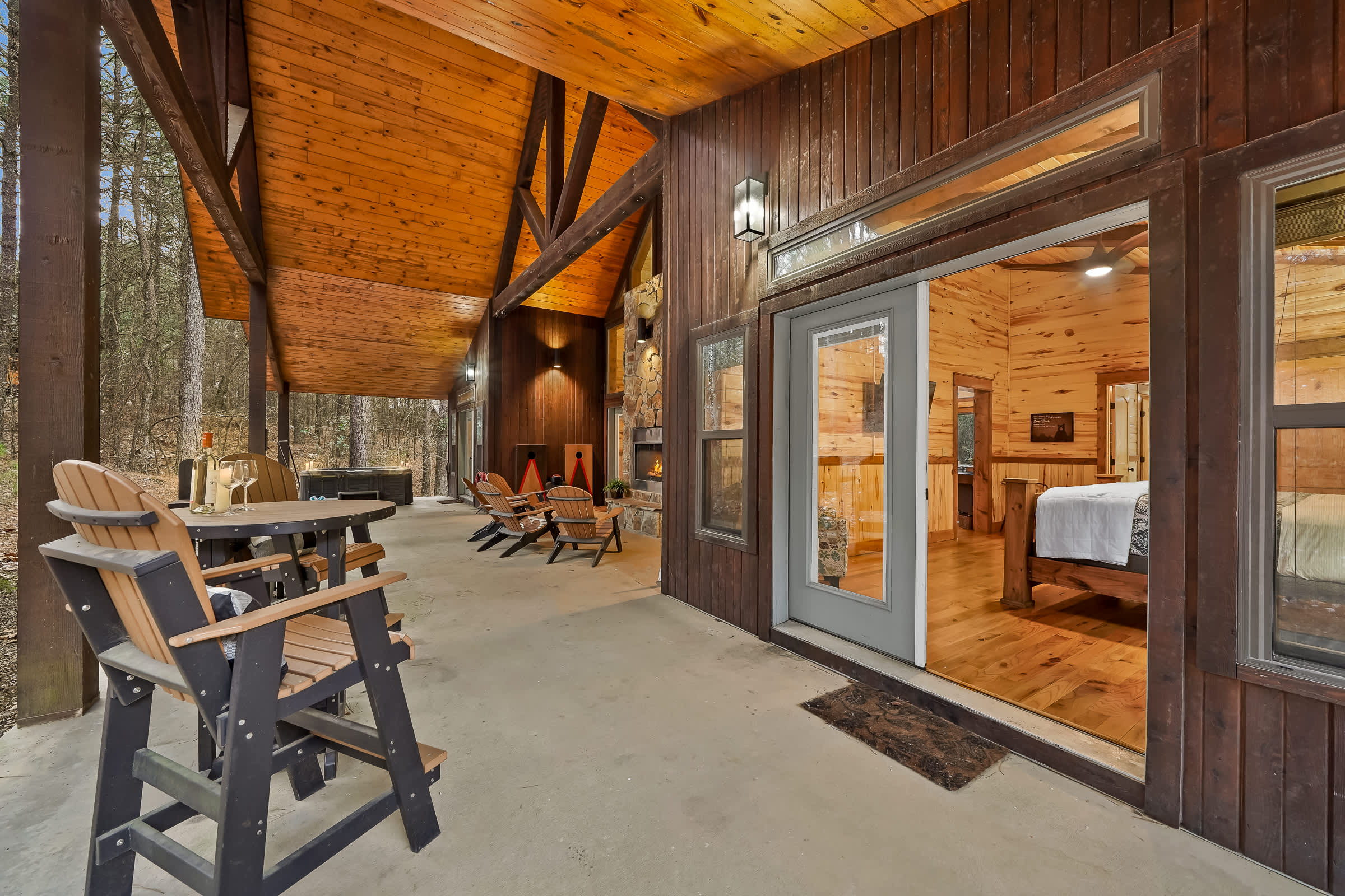 NEW! Prime Cabin Chateau, Hot Tub-Firepit-Sleeps 6