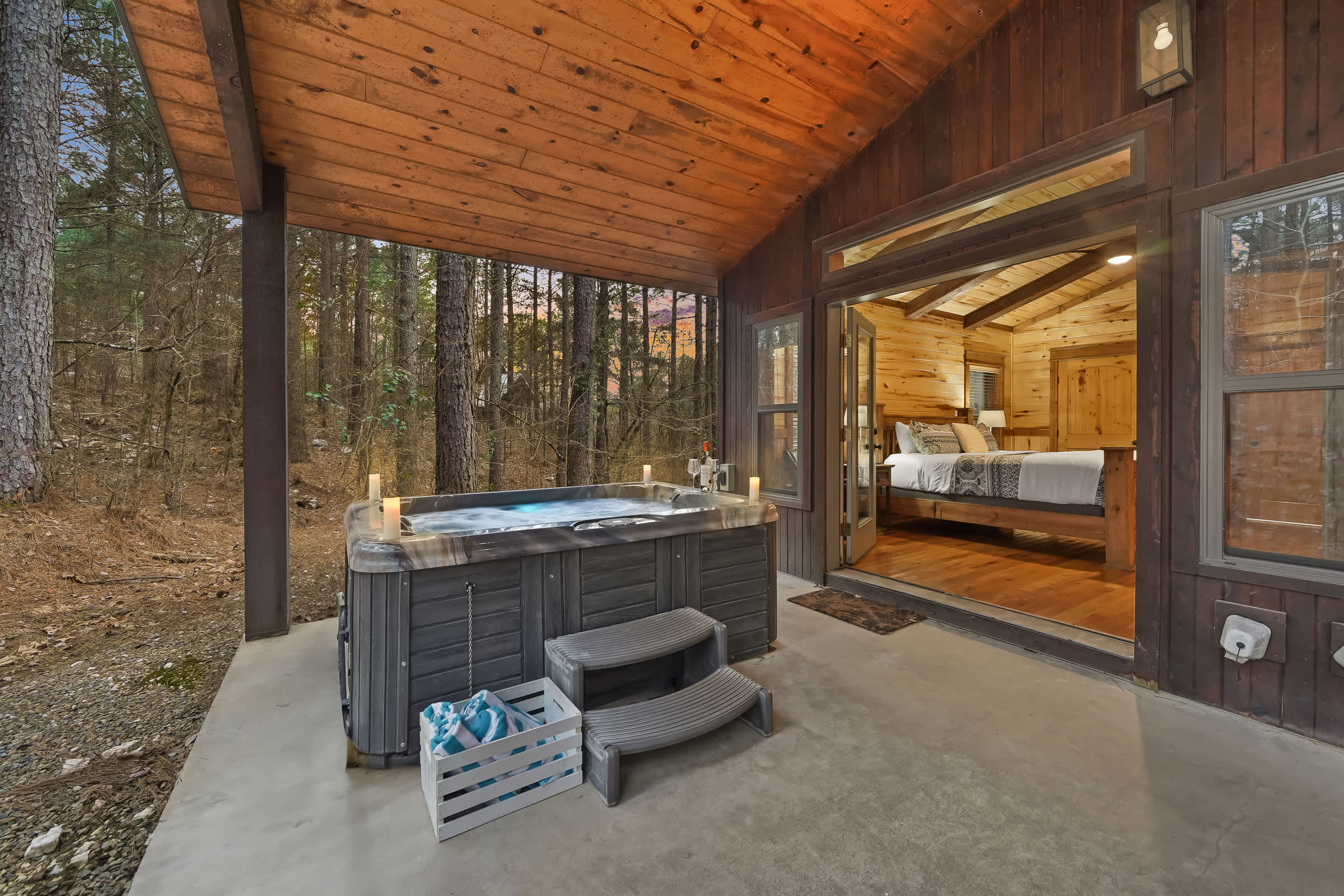 NEW! Prime Cabin Chateau, Hot Tub-Firepit-Sleeps 6