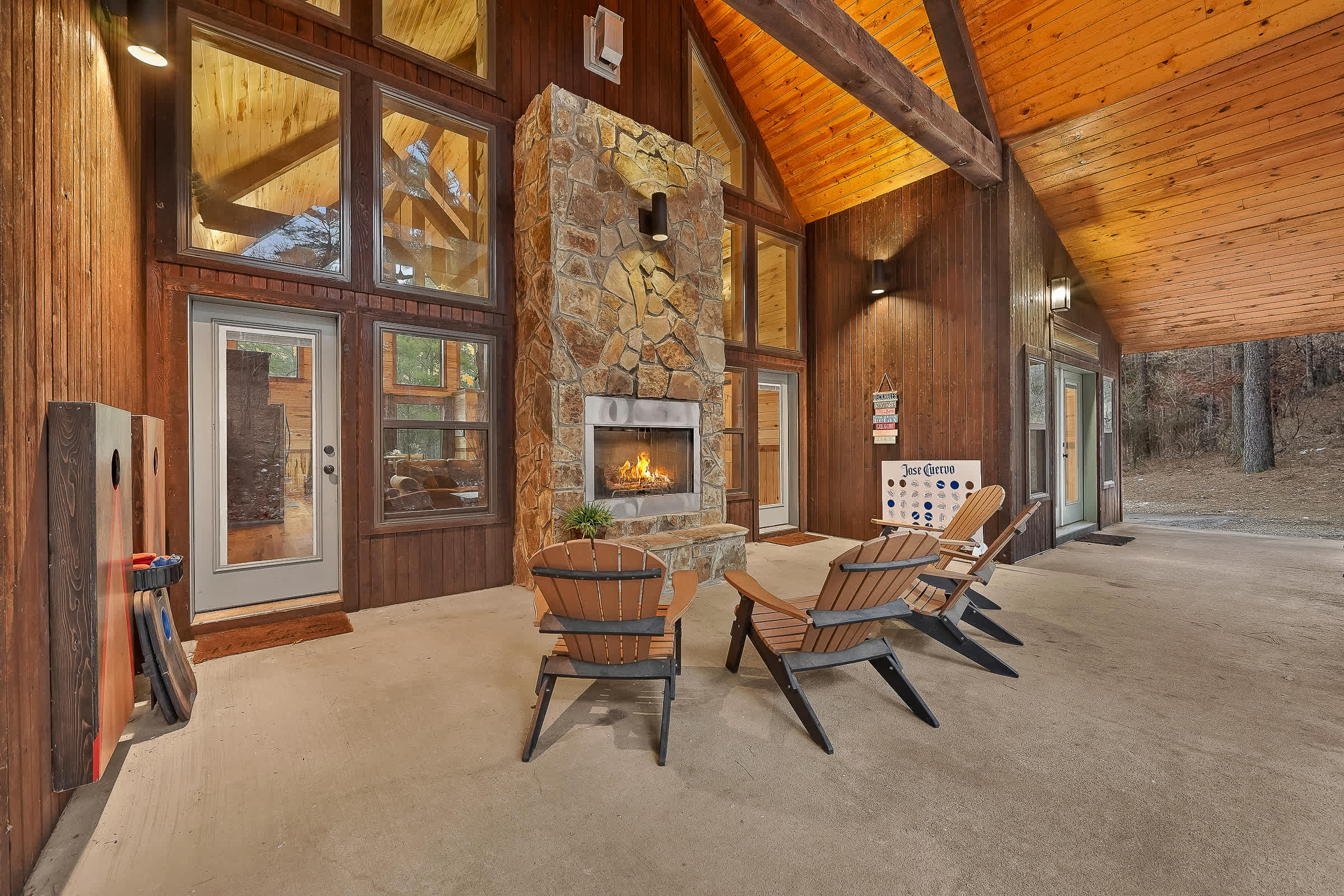 NEW! Prime Cabin Chateau, Hot Tub-Firepit-Sleeps 6