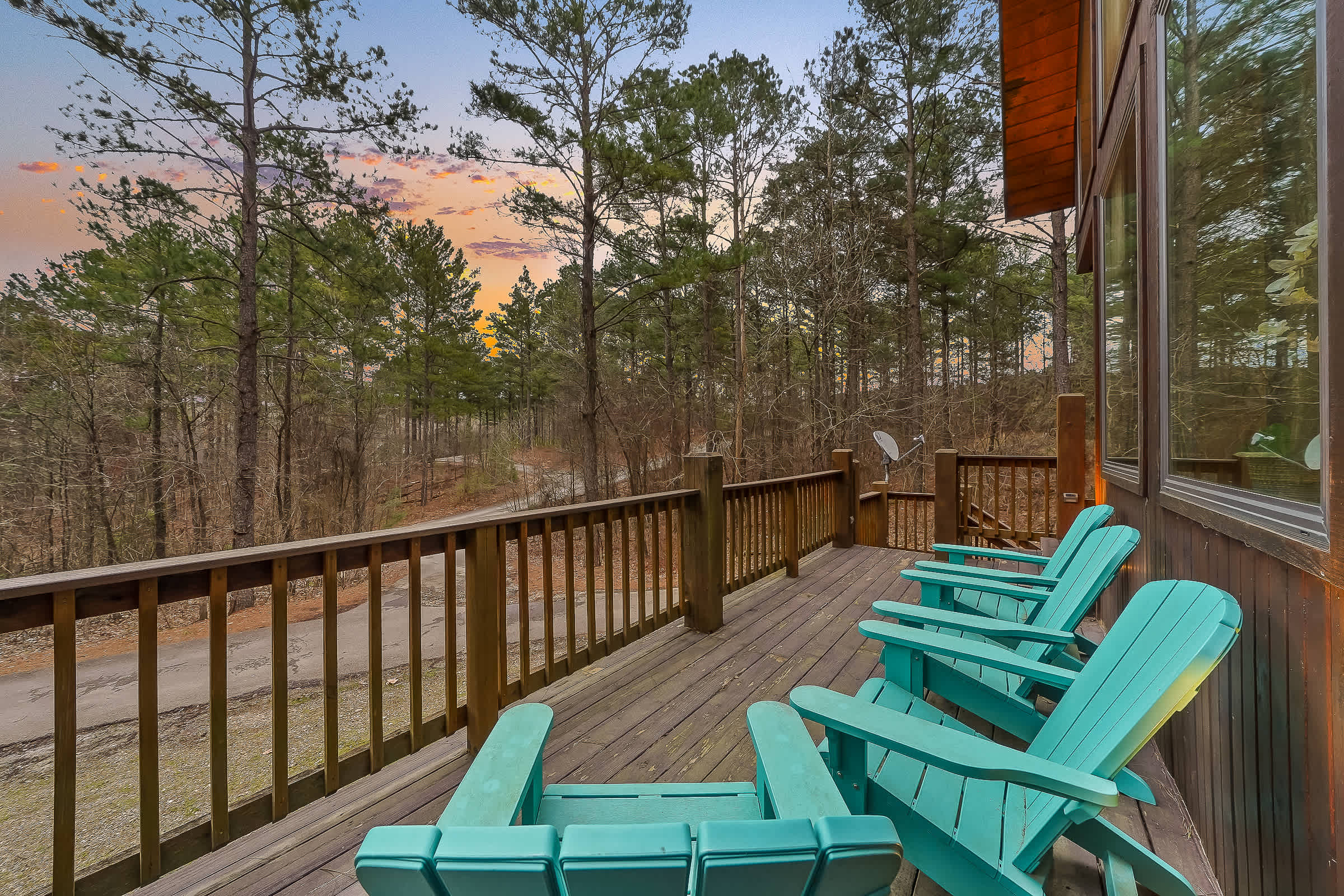 NEW! Prime Cabin Chateau, Hot Tub-Firepit-Sleeps 6