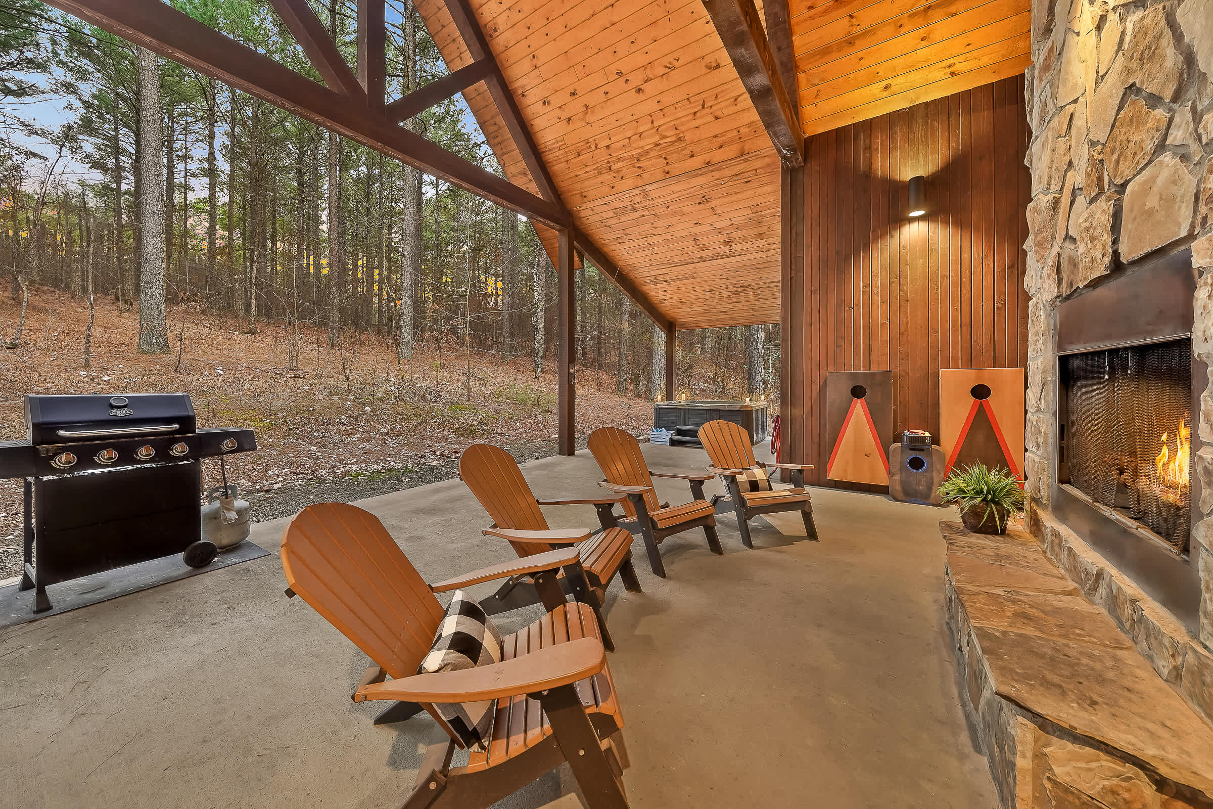 NEW! Prime Cabin Chateau, Hot Tub-Firepit-Sleeps 6