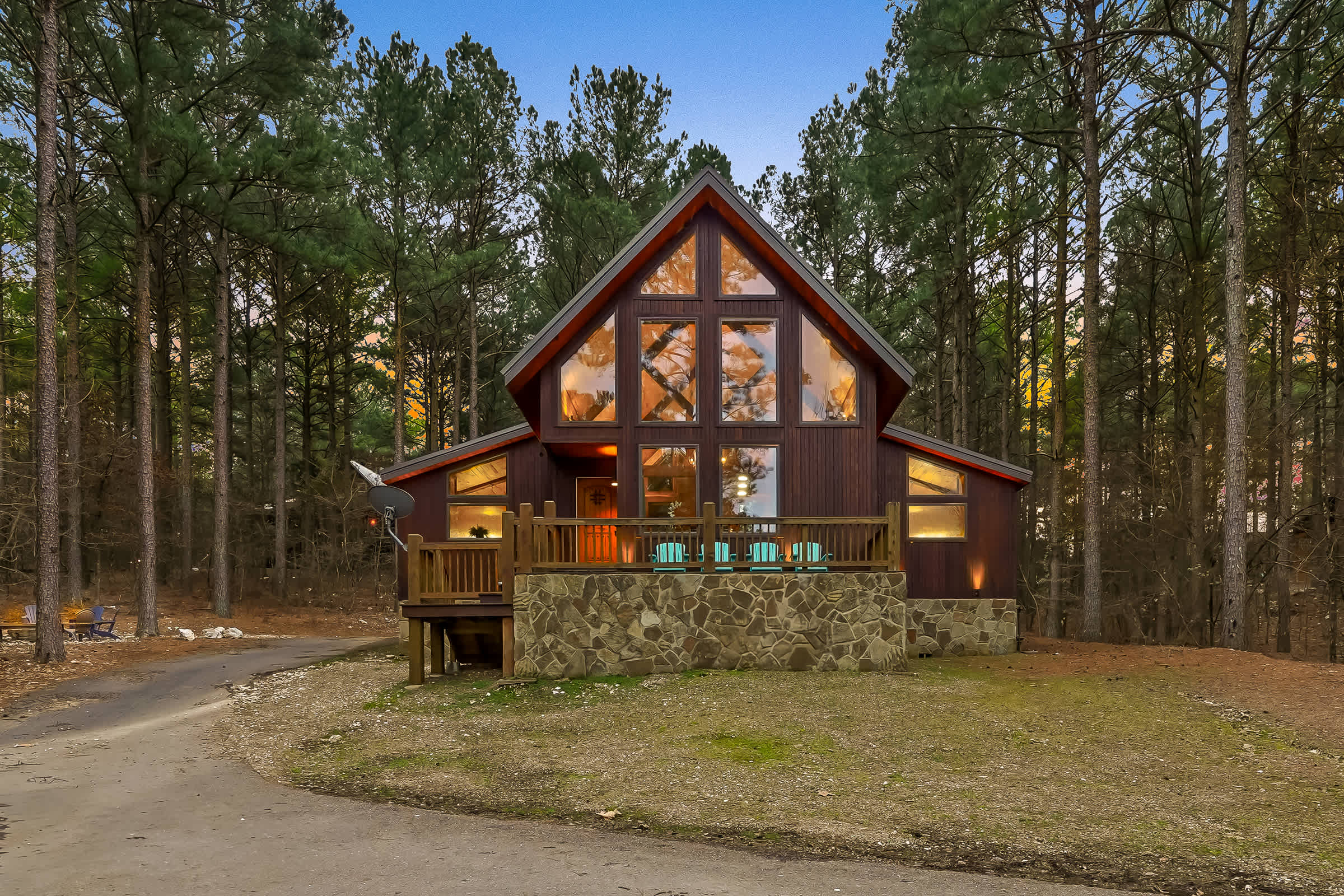 NEW! Prime Cabin Chateau, Hot Tub-Firepit-Sleeps 6