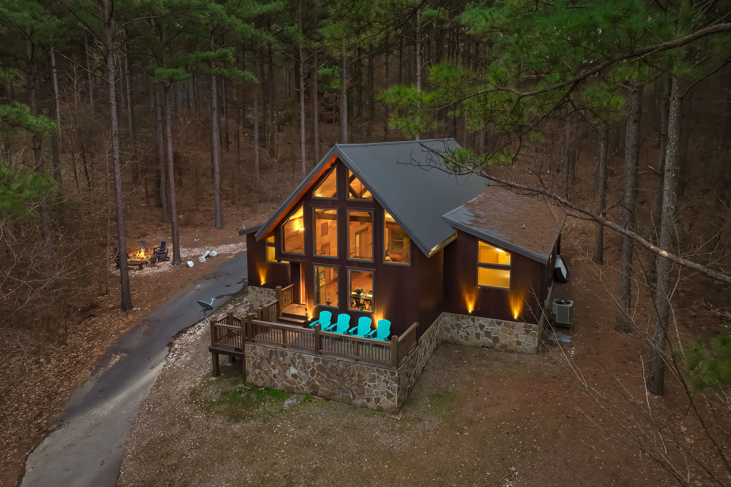 NEW! Prime Cabin Chateau, Hot Tub-Firepit-Sleeps 6