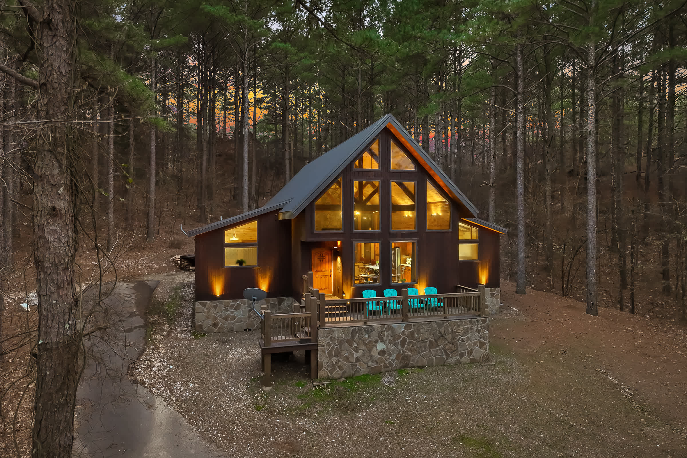 NEW! Prime Cabin Chateau, Hot Tub-Firepit-Sleeps 6