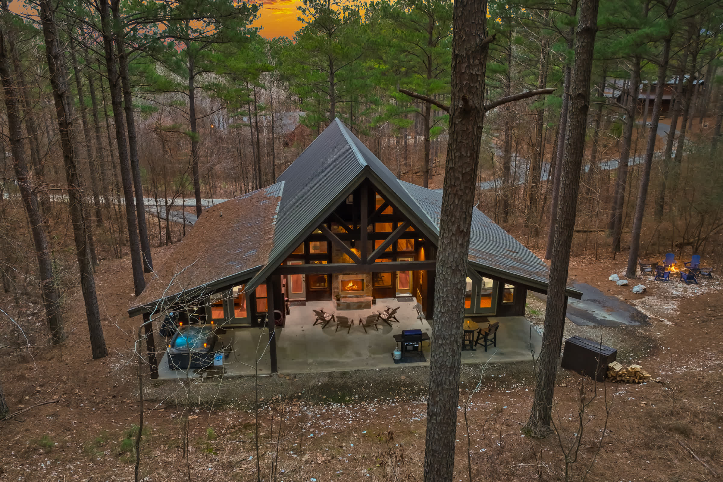 NEW! Prime Cabin Chateau, Hot Tub-Firepit-Sleeps 6
