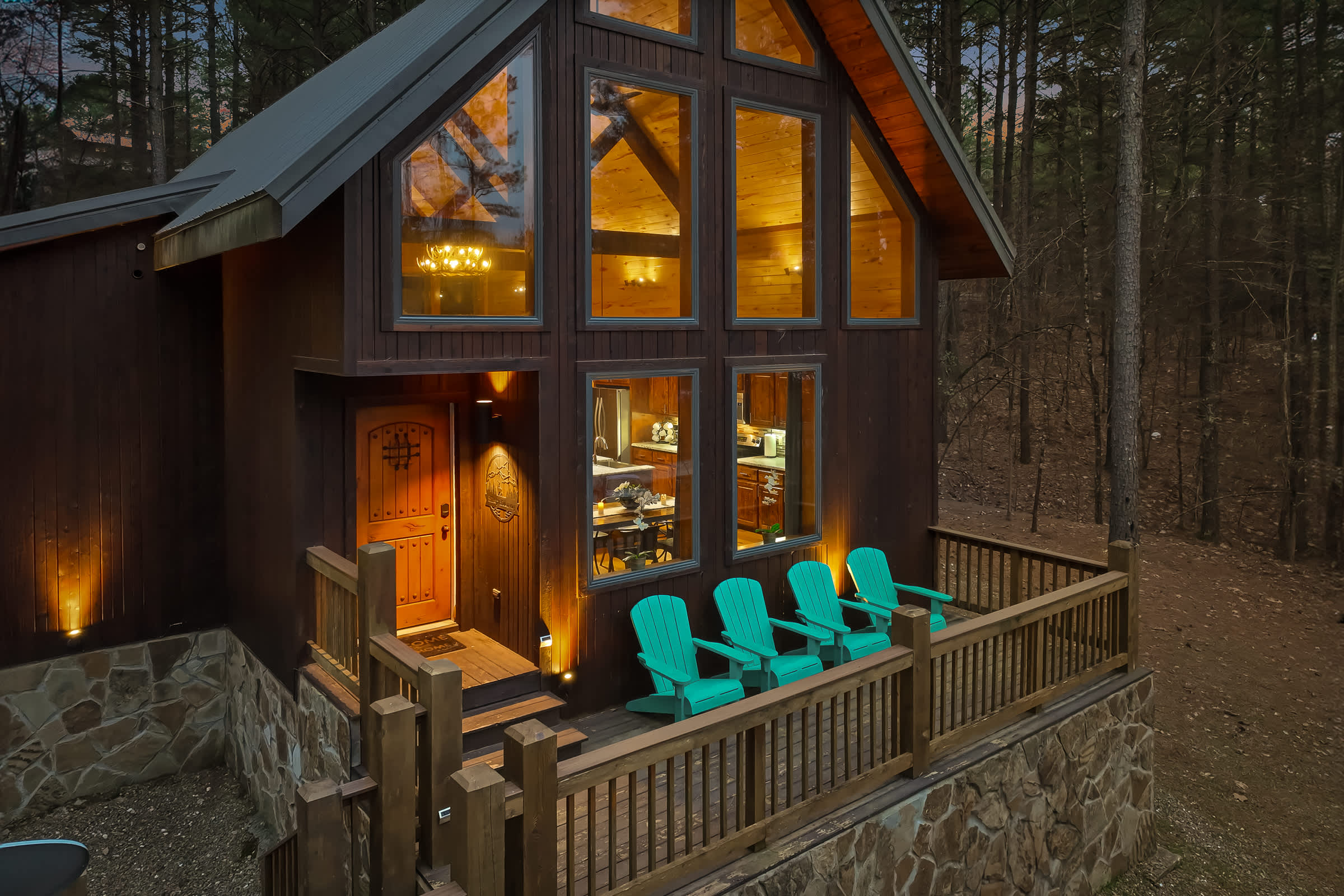 NEW! Prime Cabin Chateau, Hot Tub-Firepit-Sleeps 6