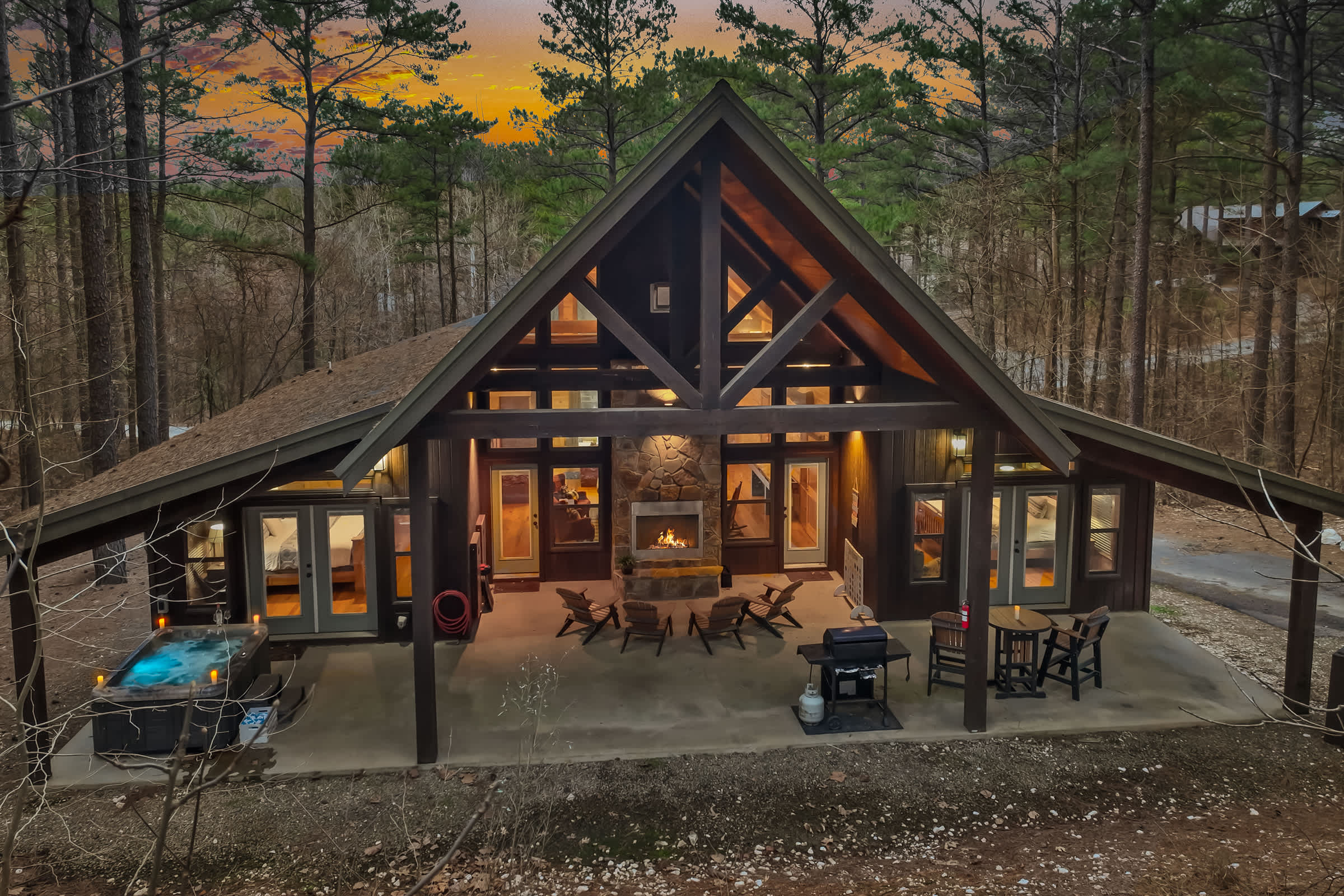 NEW! Prime Cabin Chateau, Hot Tub-Firepit-Sleeps 6