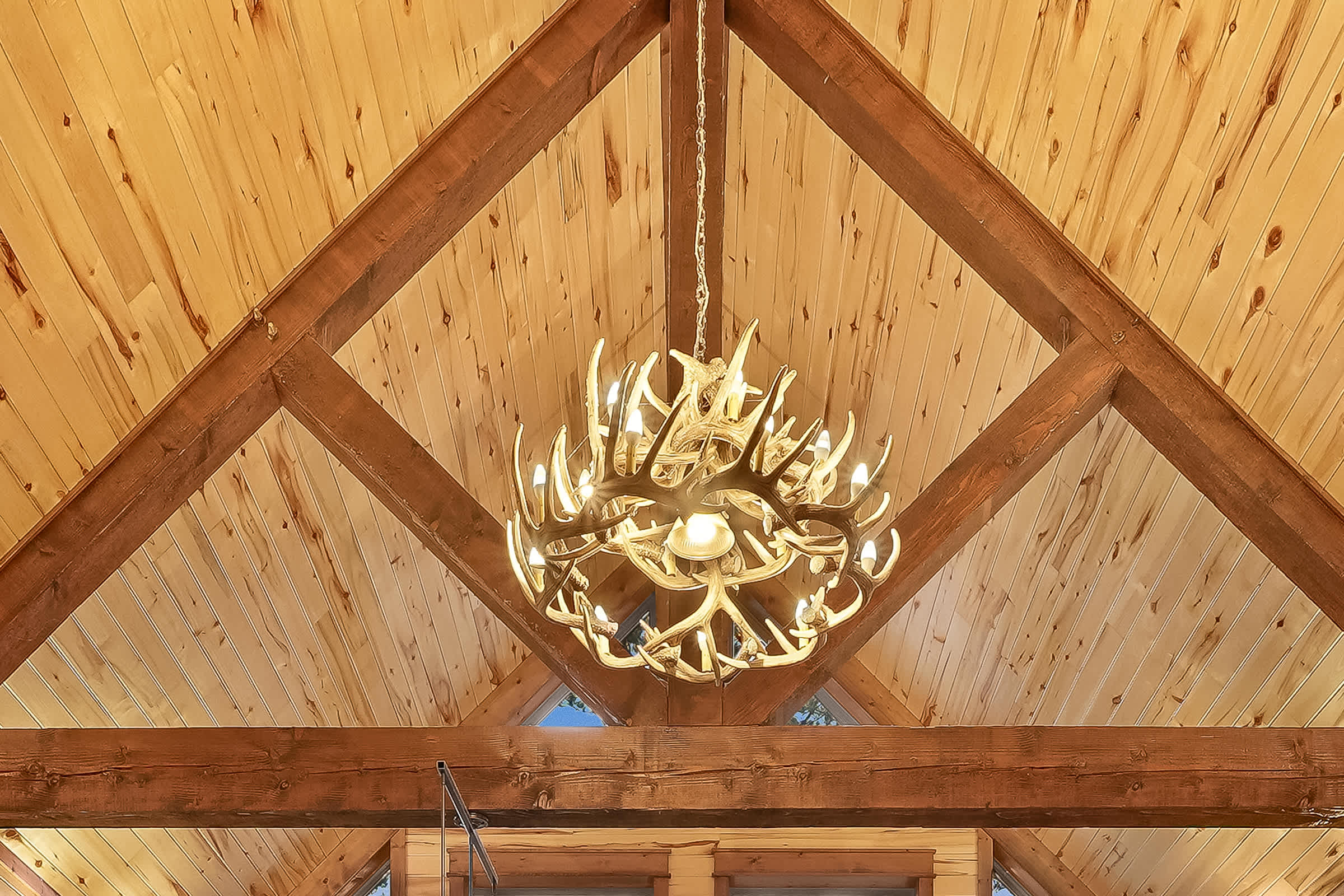 NEW! Prime Cabin Chateau, Hot Tub-Firepit-Sleeps 6