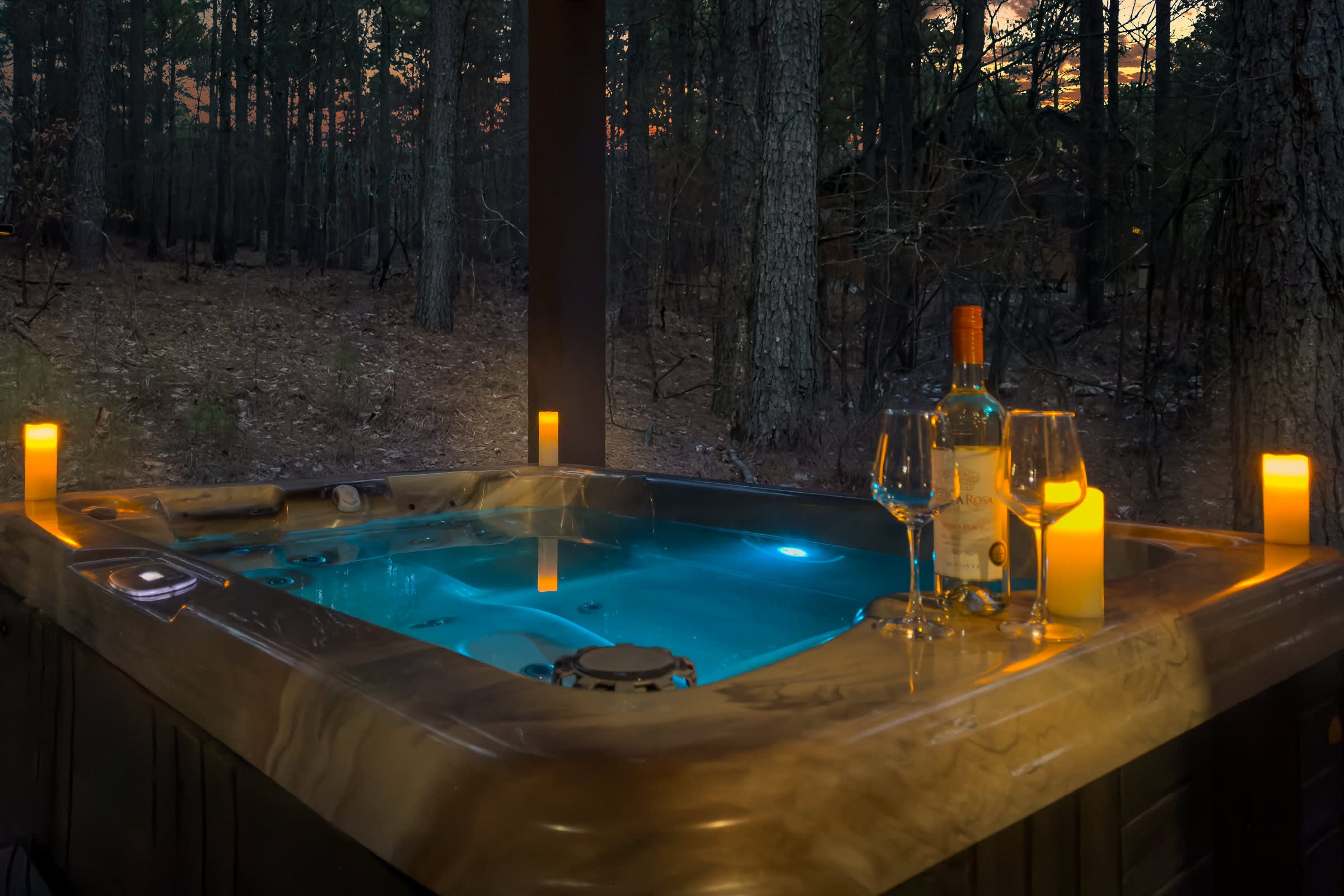 NEW! Prime Cabin Chateau, Hot Tub-Firepit-Sleeps 6