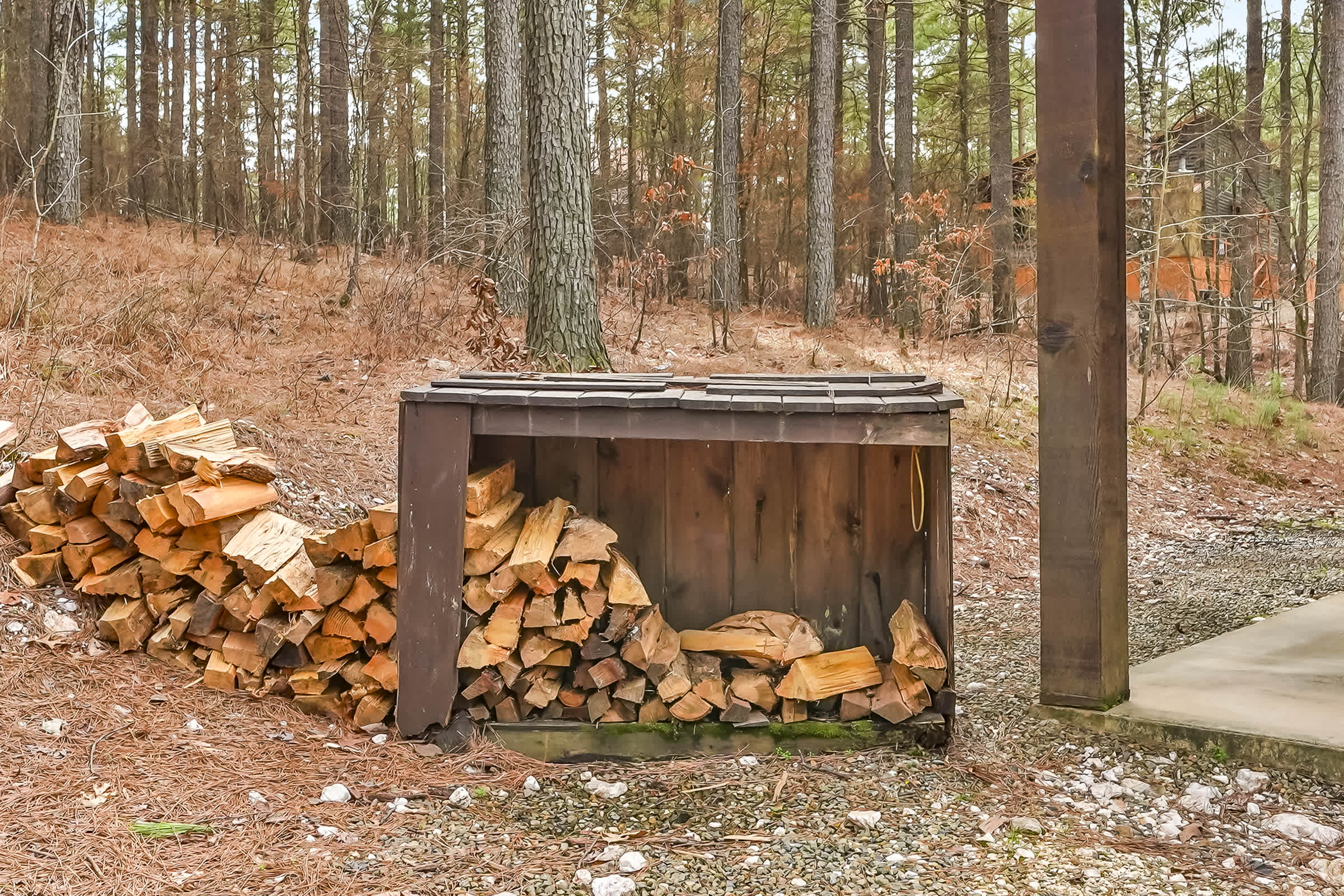 NEW! Prime Cabin Chateau, Hot Tub-Firepit-Sleeps 6
