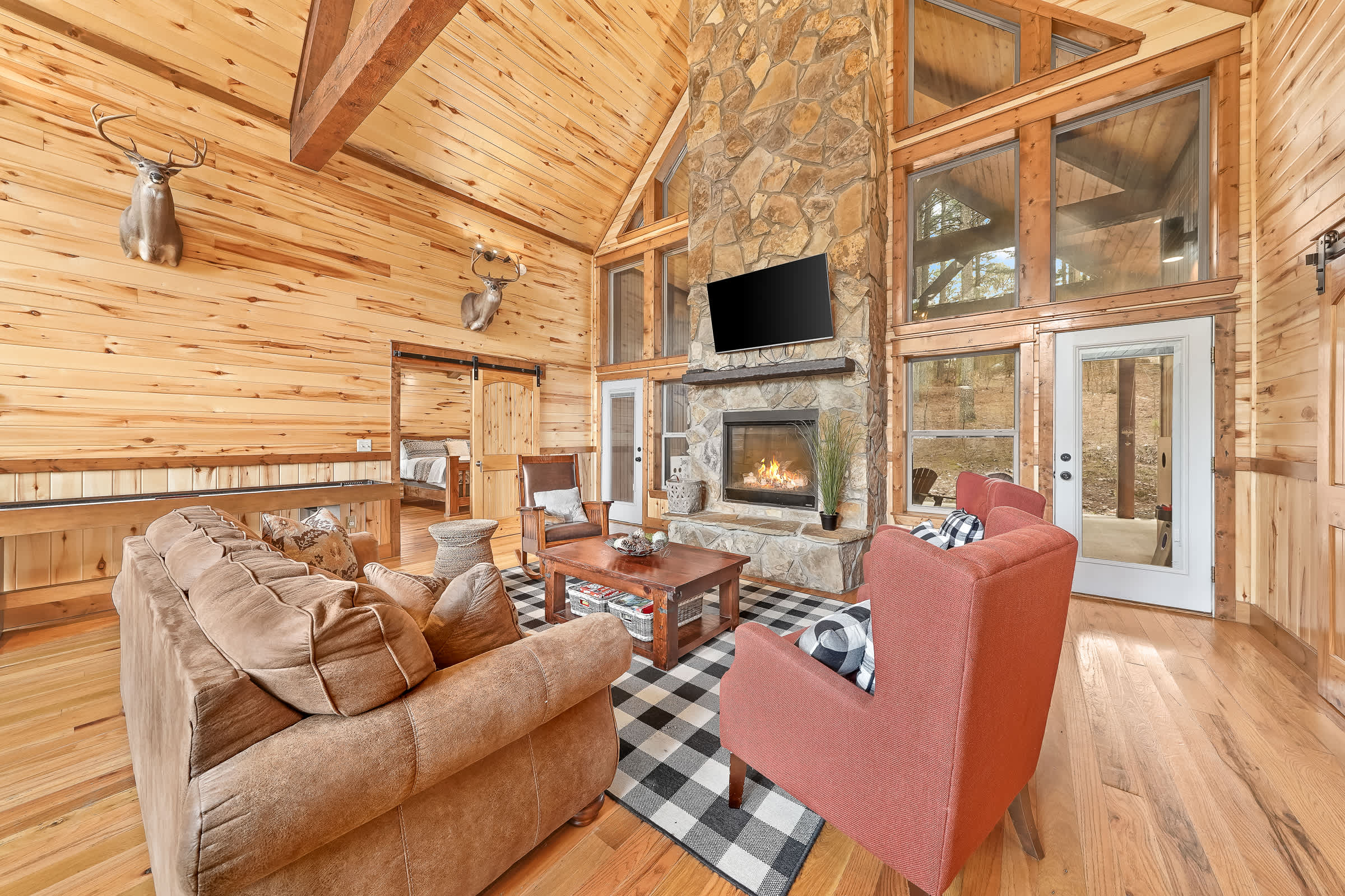 NEW! Prime Cabin Chateau, Hot Tub-Firepit-Sleeps 6