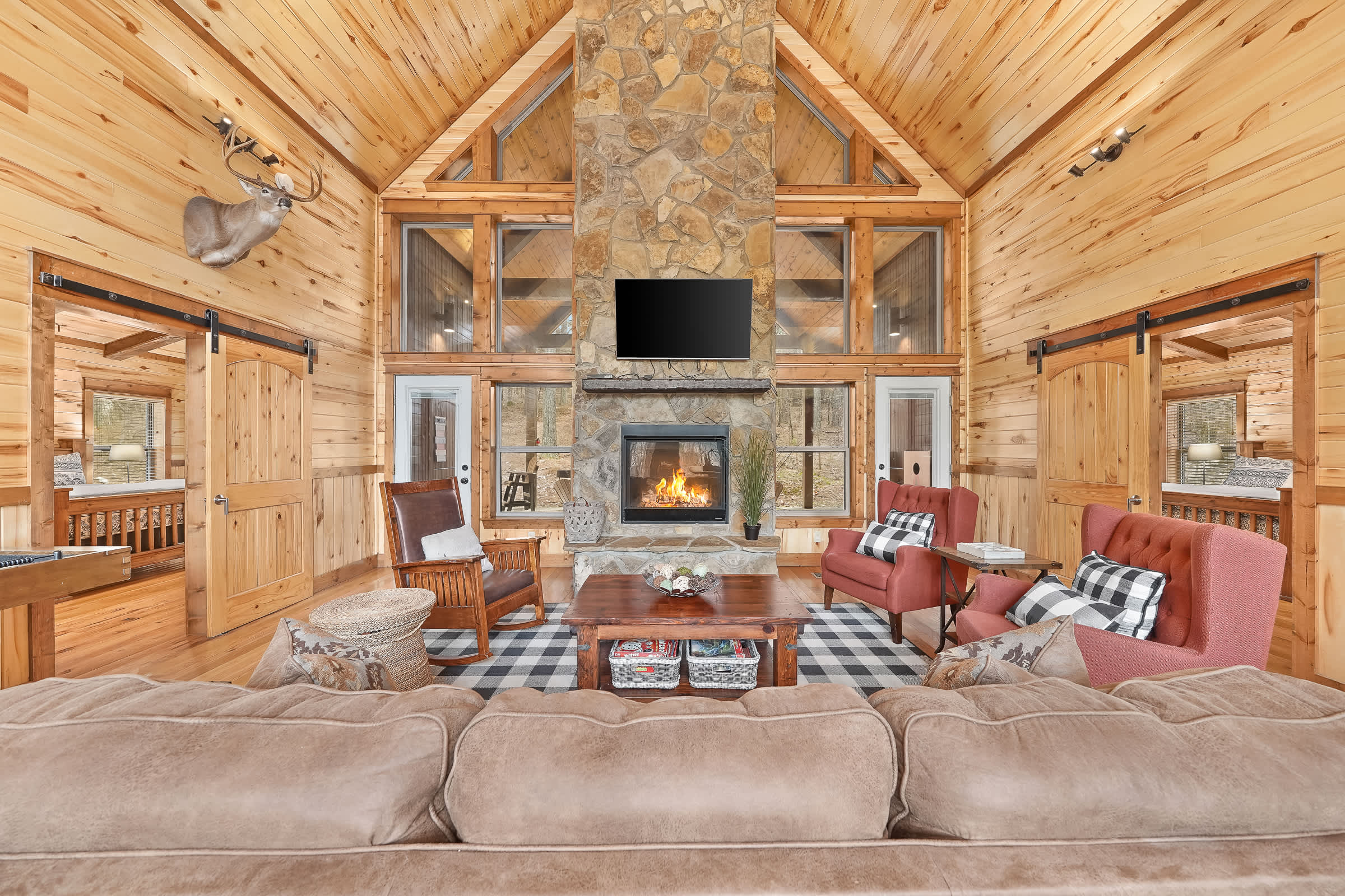 NEW! Prime Cabin Chateau, Hot Tub-Firepit-Sleeps 6