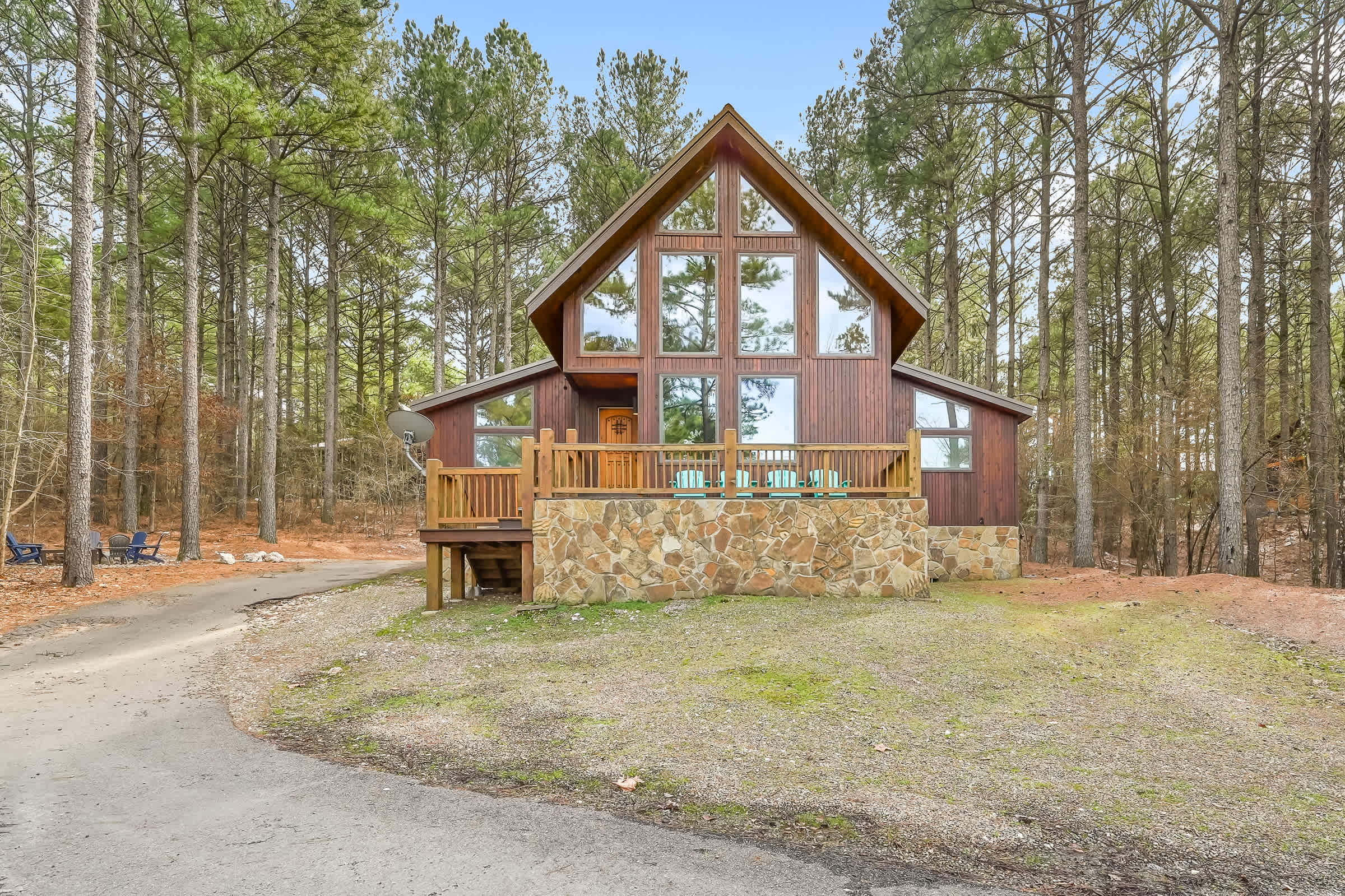 NEW! Prime Cabin Chateau, Hot Tub-Firepit-Sleeps 6