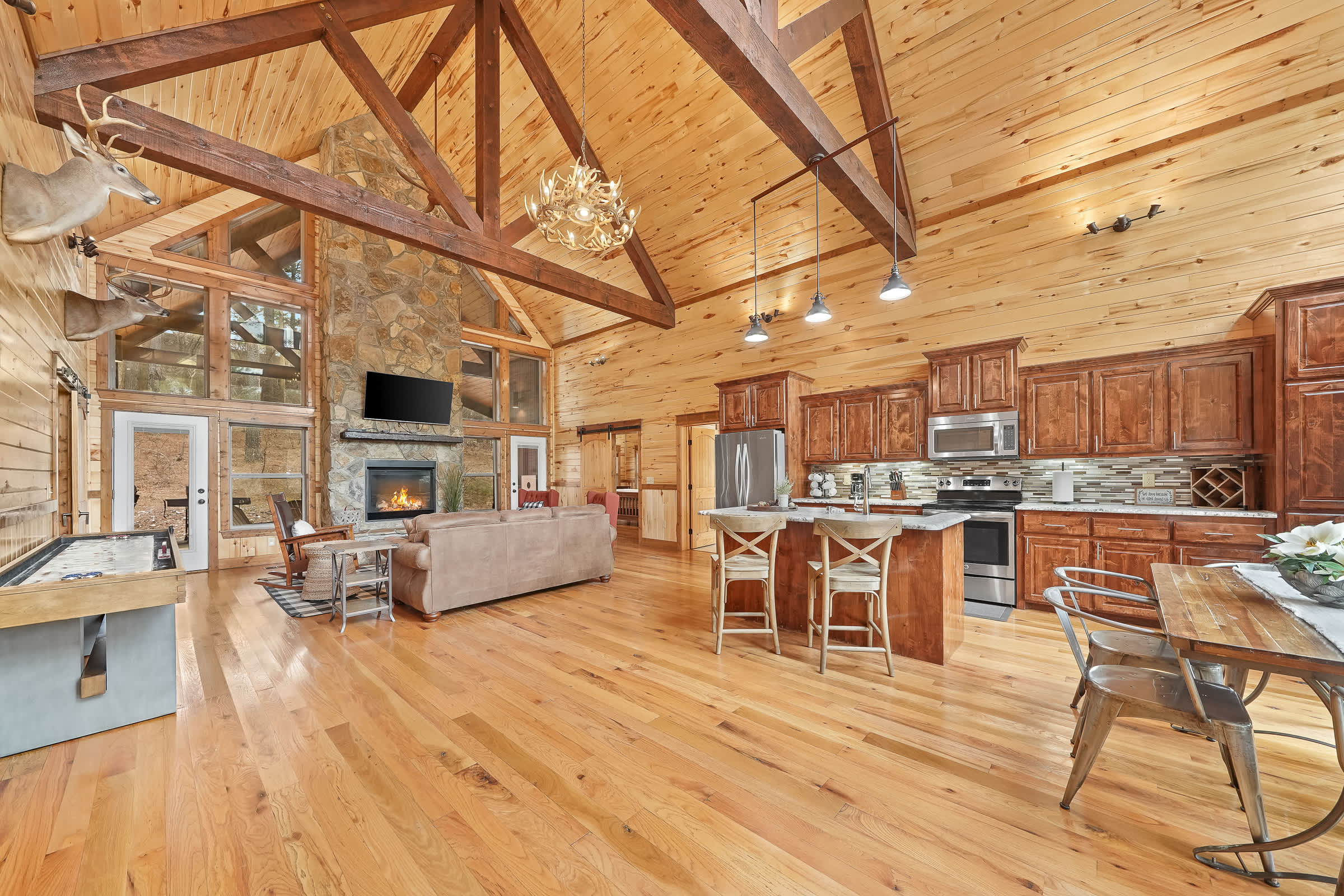 NEW! Prime Cabin Chateau, Hot Tub-Firepit-Sleeps 6