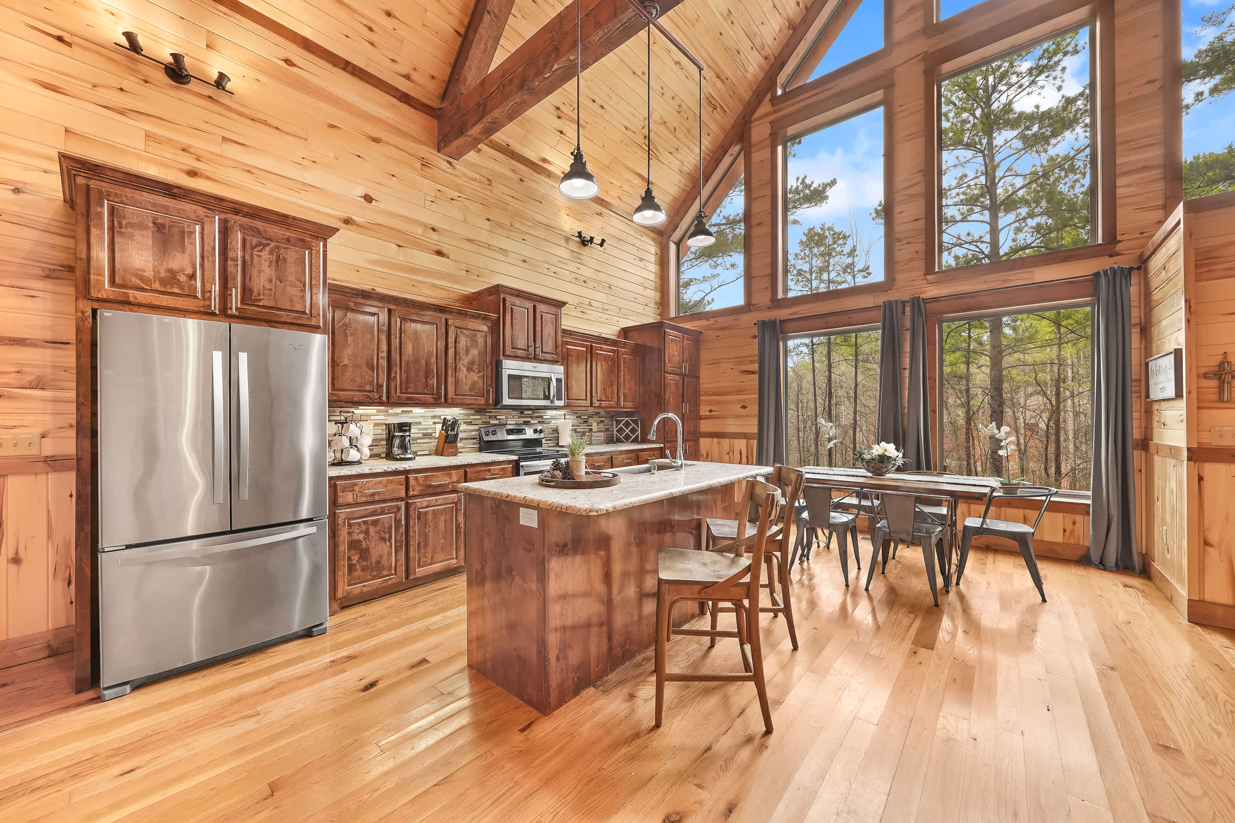NEW! Prime Cabin Chateau, Hot Tub-Firepit-Sleeps 6