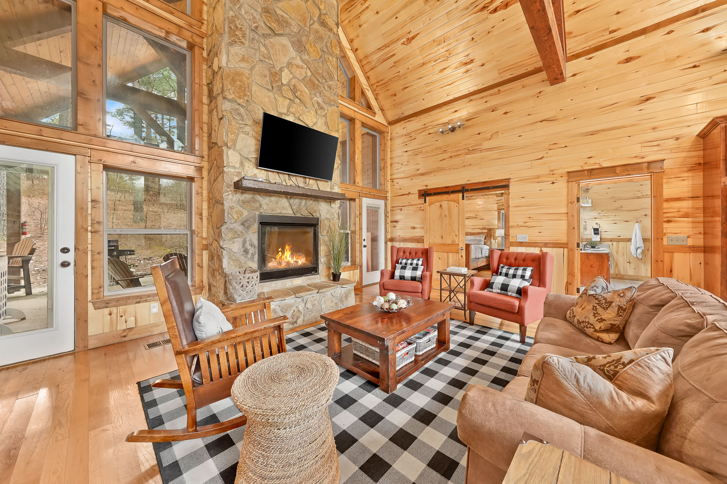 NEW! Prime Cabin Chateau, Hot Tub-Firepit-Sleeps 6
