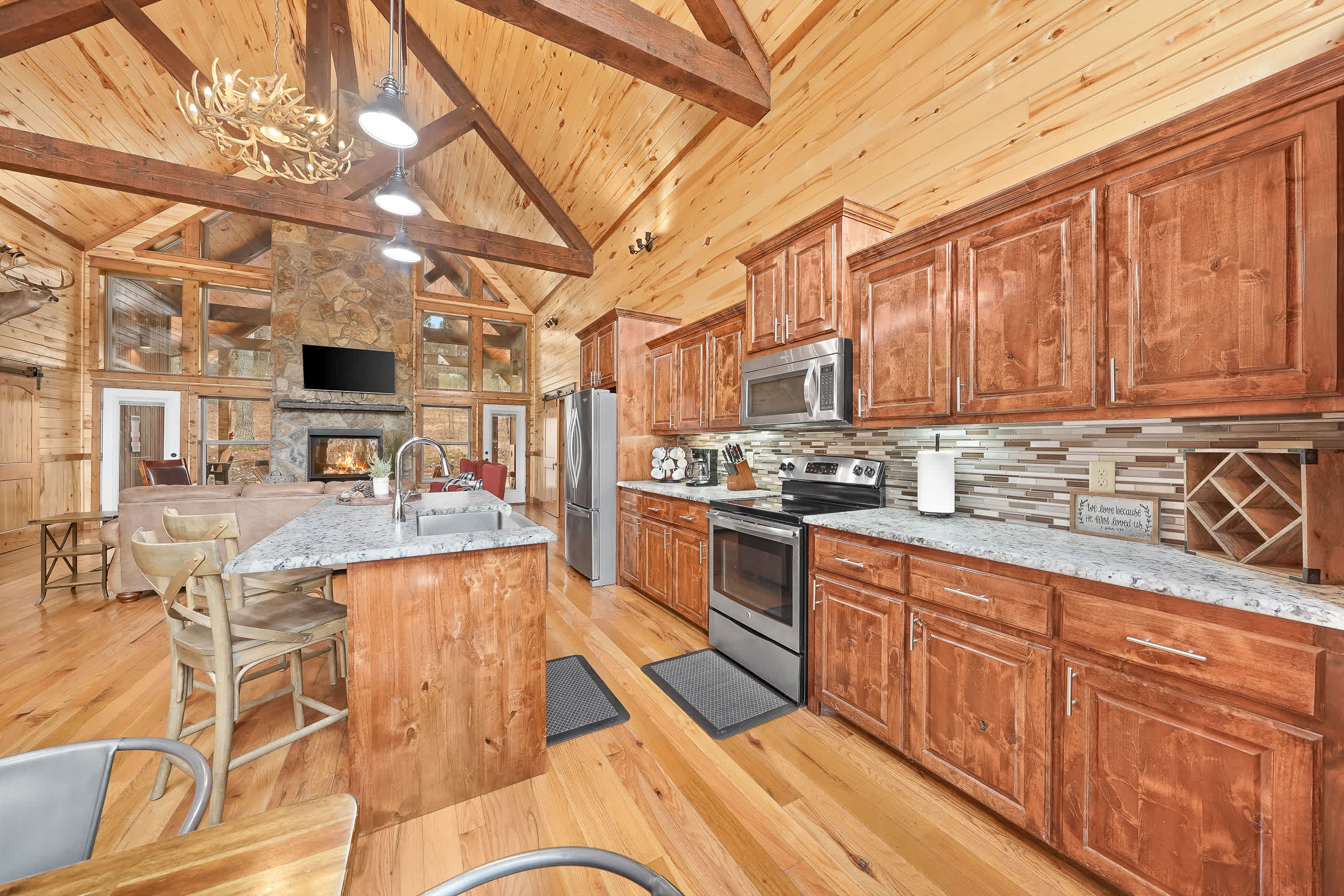 NEW! Prime Cabin Chateau, Hot Tub-Firepit-Sleeps 6