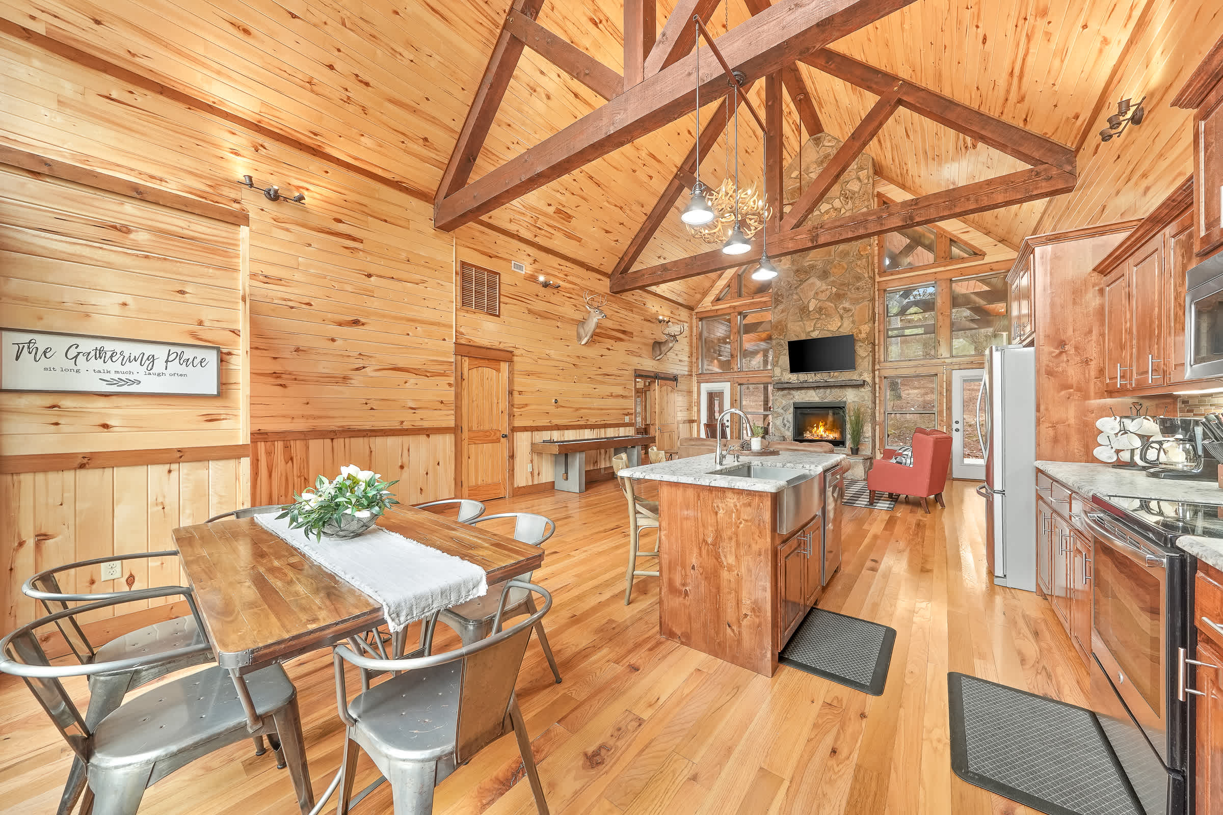 NEW! Prime Cabin Chateau, Hot Tub-Firepit-Sleeps 6