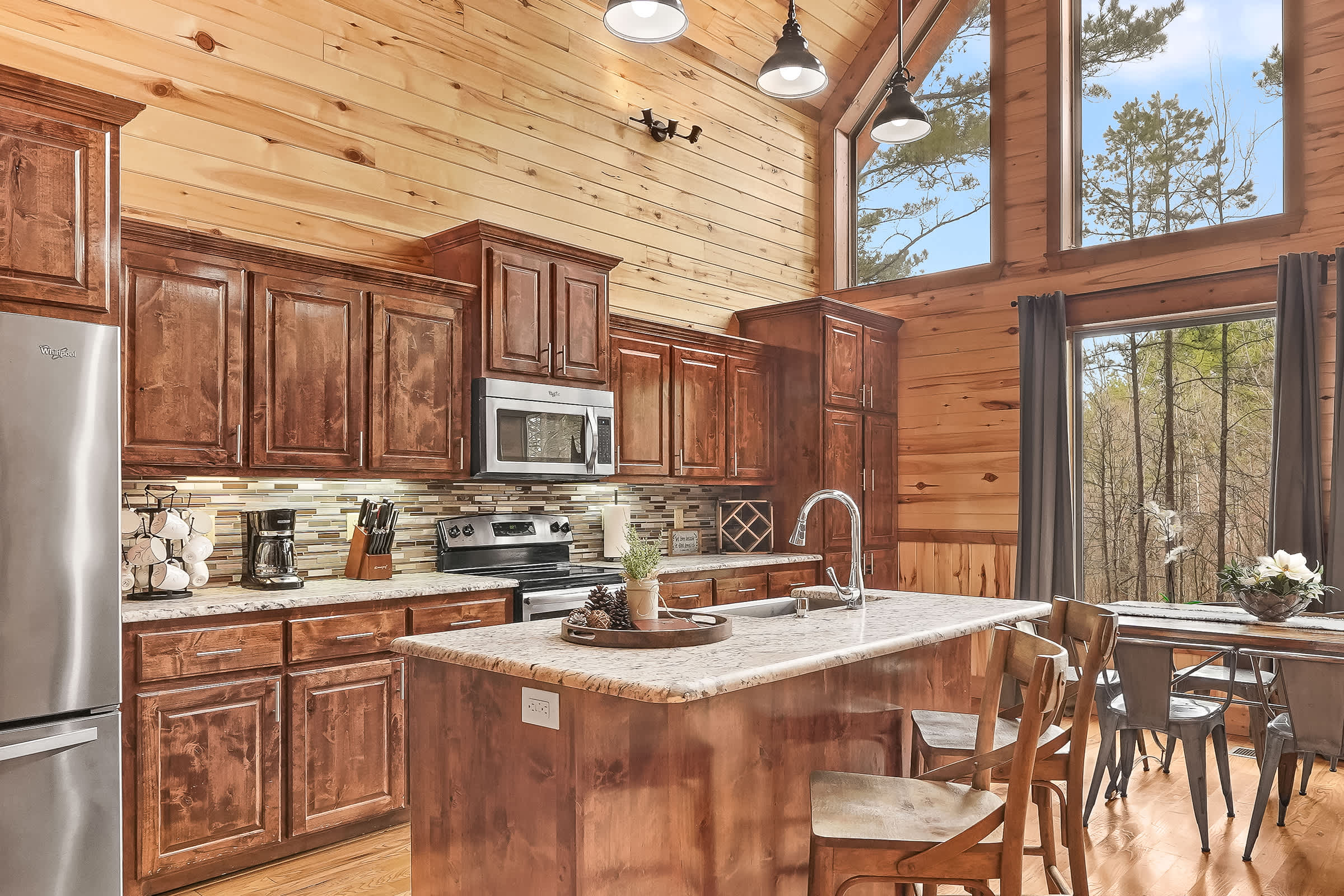 NEW! Prime Cabin Chateau, Hot Tub-Firepit-Sleeps 6